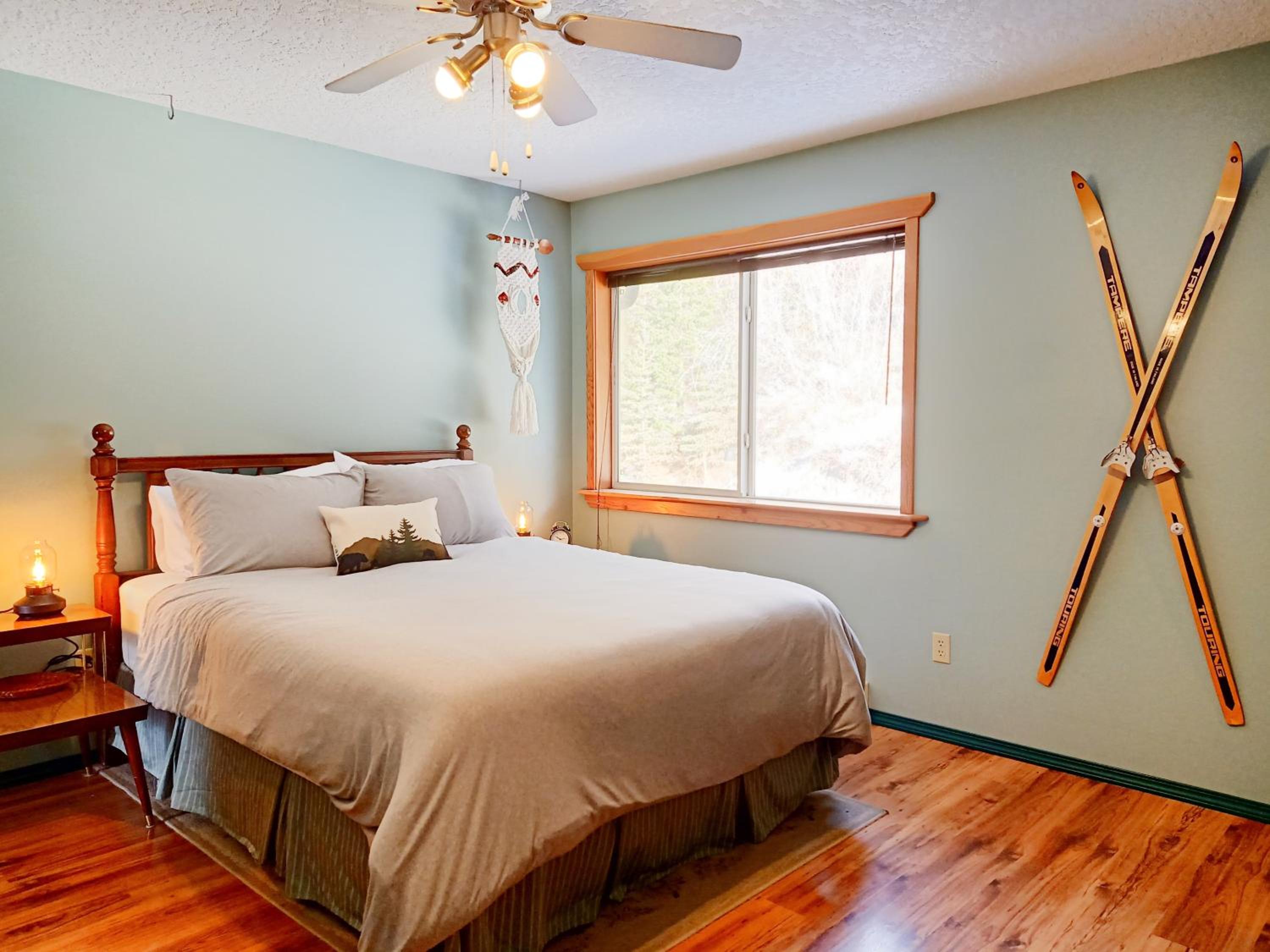 Golden Vacations - 2mins to Town, AC  Sauna, Self Check-in, Full Kitchen, Free Laundry  Parking, Family Pet Friendly, Comfortably Sleeps Up To 10 - Property Image 52