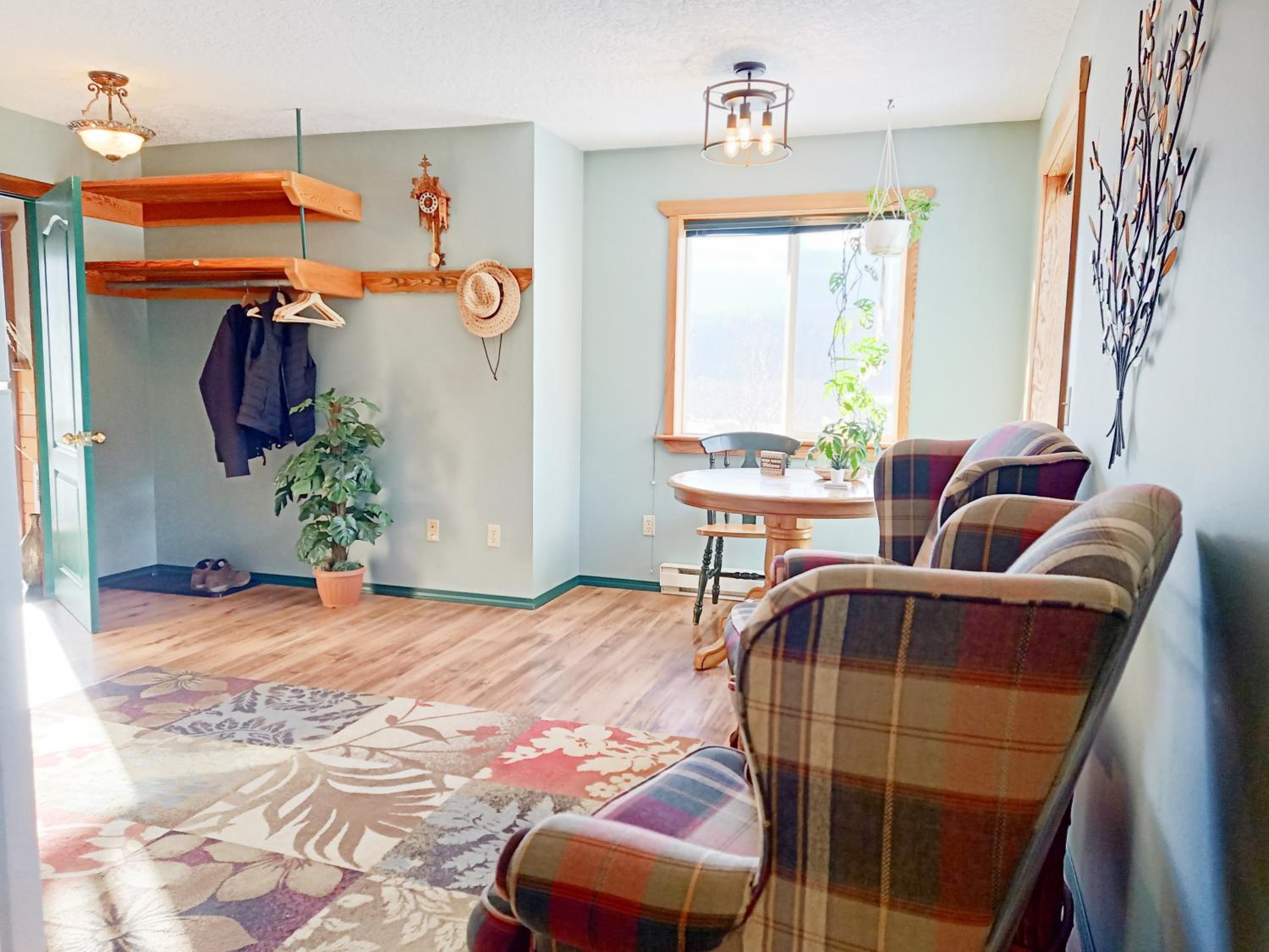 Golden Vacations - 2mins to Town, AC  Sauna, Self Check-in, Full Kitchen, Free Laundry  Parking, Family Pet Friendly, Comfortably Sleeps Up To 10 - Property Image 54