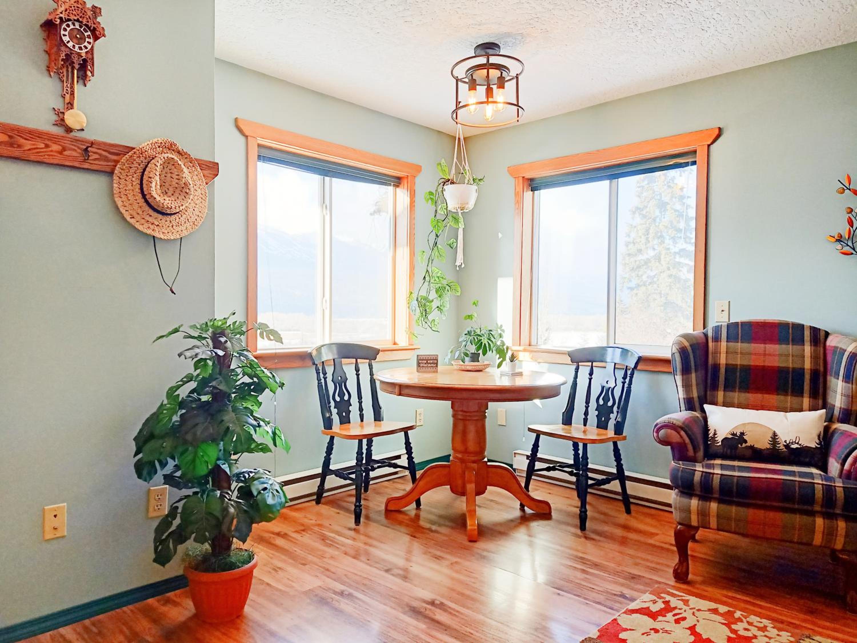 Golden Vacations - 2mins to Town, AC  Sauna, Self Check-in, Full Kitchen, Free Laundry  Parking, Family Pet Friendly, Comfortably Sleeps Up To 10 - Property Image 55