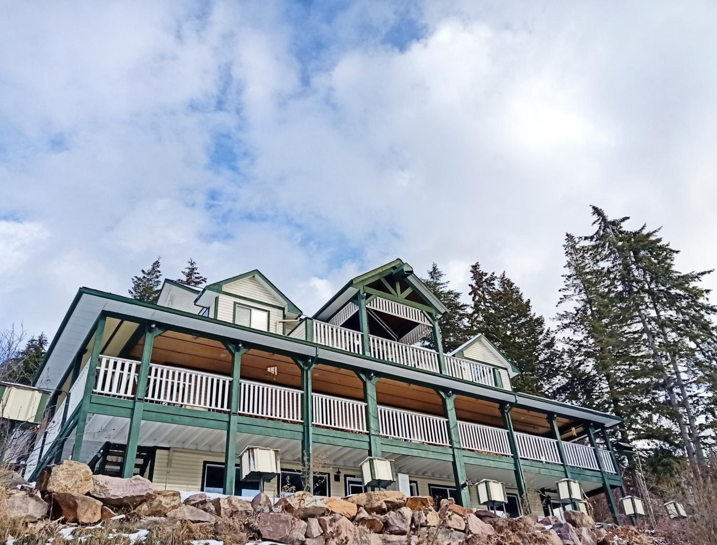 Golden Vacations - 2mins to Town, AC  Sauna, Self Check-in, Full Kitchen, Free Laundry  Parking, Family Pet Friendly, Comfortably Sleeps Up To 10 - Property Image 56