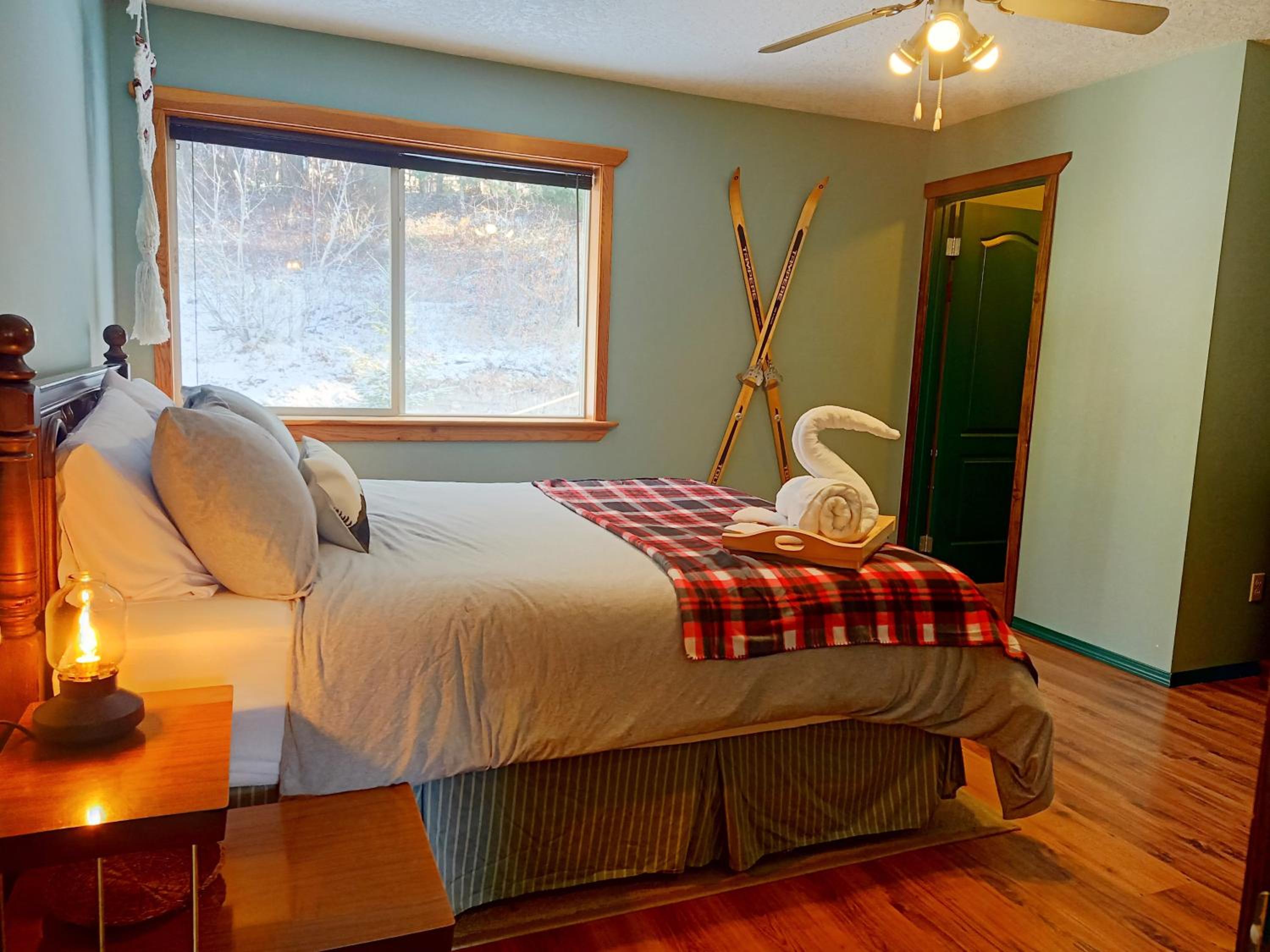 Golden Vacations - 2mins to Town, AC  Sauna, Self Check-in, Full Kitchen, Free Laundry  Parking, Family Pet Friendly, Comfortably Sleeps Up To 10 - Property Image 57