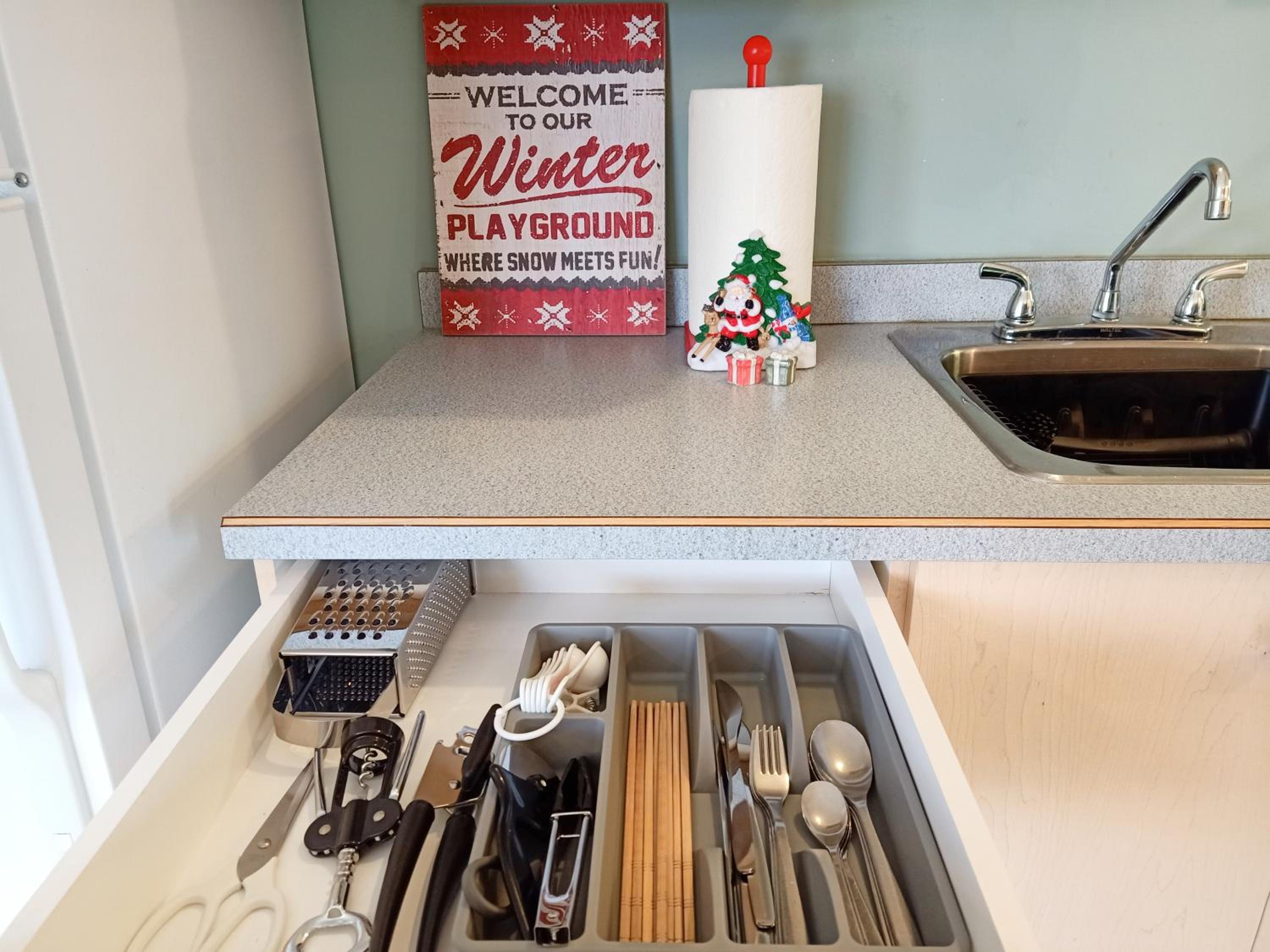 Golden Vacations - 2mins to Town, AC  Sauna, Self Check-in, Full Kitchen, Free Laundry  Parking, Family Pet Friendly, Comfortably Sleeps Up To 10 - Property Image 58