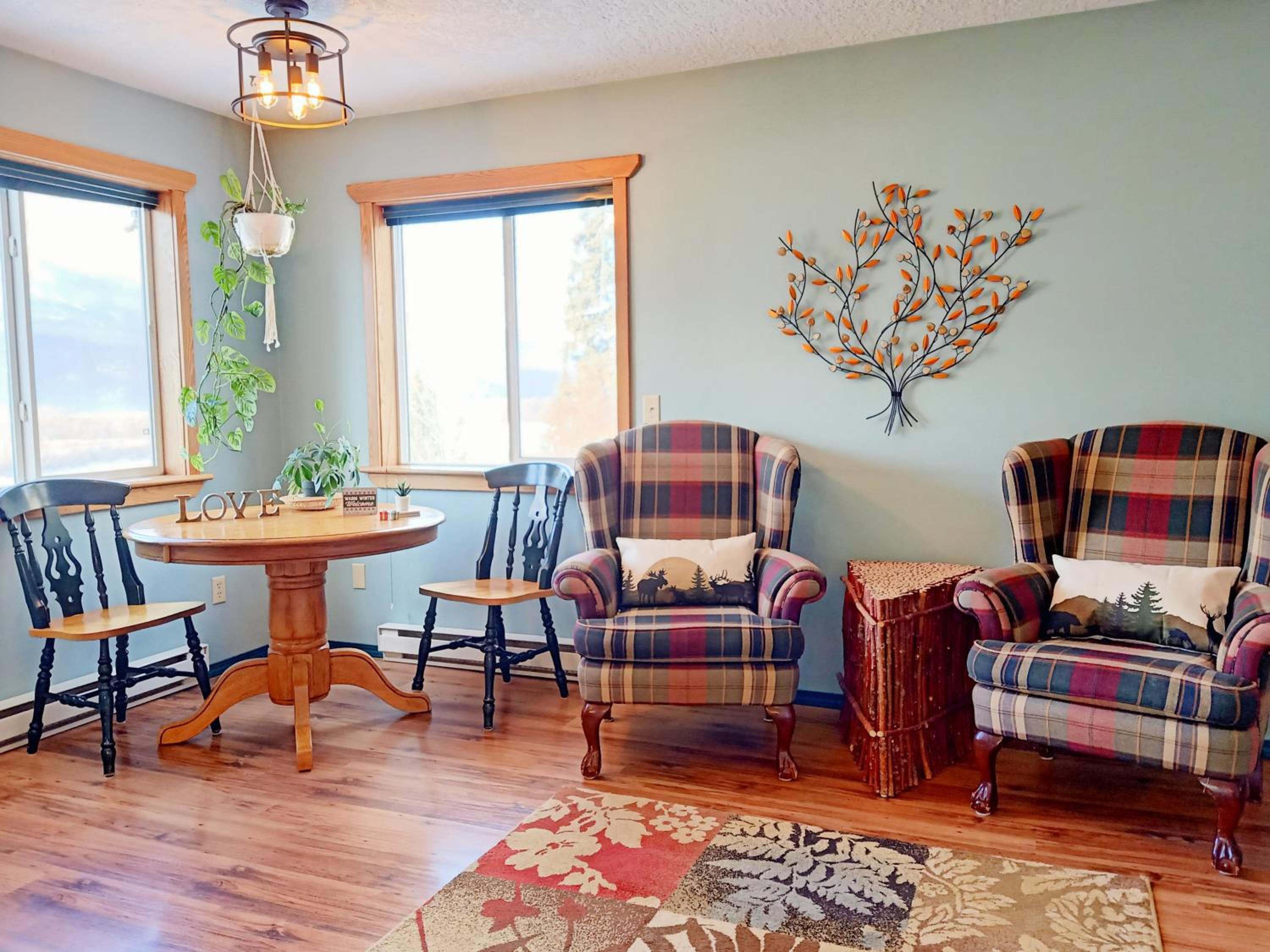 Golden Vacations - 2mins to Town, AC  Sauna, Self Check-in, Full Kitchen, Free Laundry  Parking, Family Pet Friendly, Comfortably Sleeps Up To 10 - Property Image 9