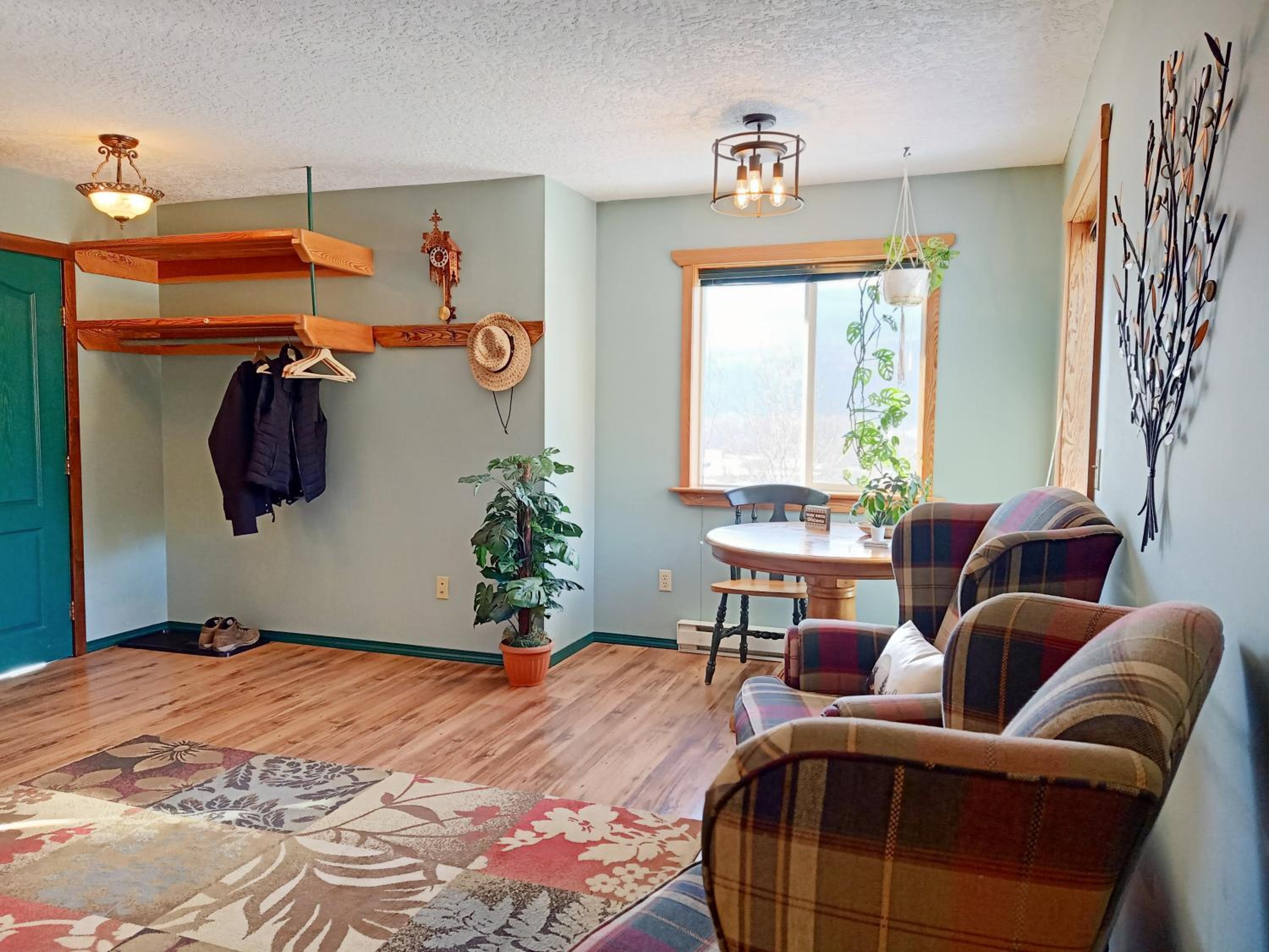 Golden Vacations - 2mins to Town, AC  Sauna, Self Check-in, Full Kitchen, Free Laundry  Parking, Family Pet Friendly, Comfortably Sleeps Up To 10 - Property Image 59