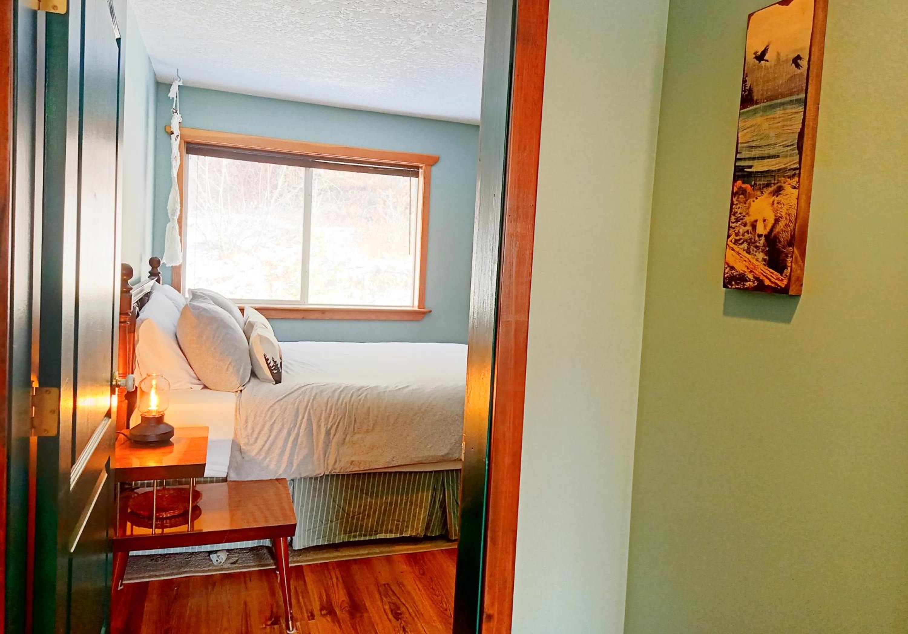 Golden Vacations - 2mins to Town, AC  Sauna, Self Check-in, Full Kitchen, Free Laundry  Parking, Family Pet Friendly, Comfortably Sleeps Up To 10 - Property Image 61