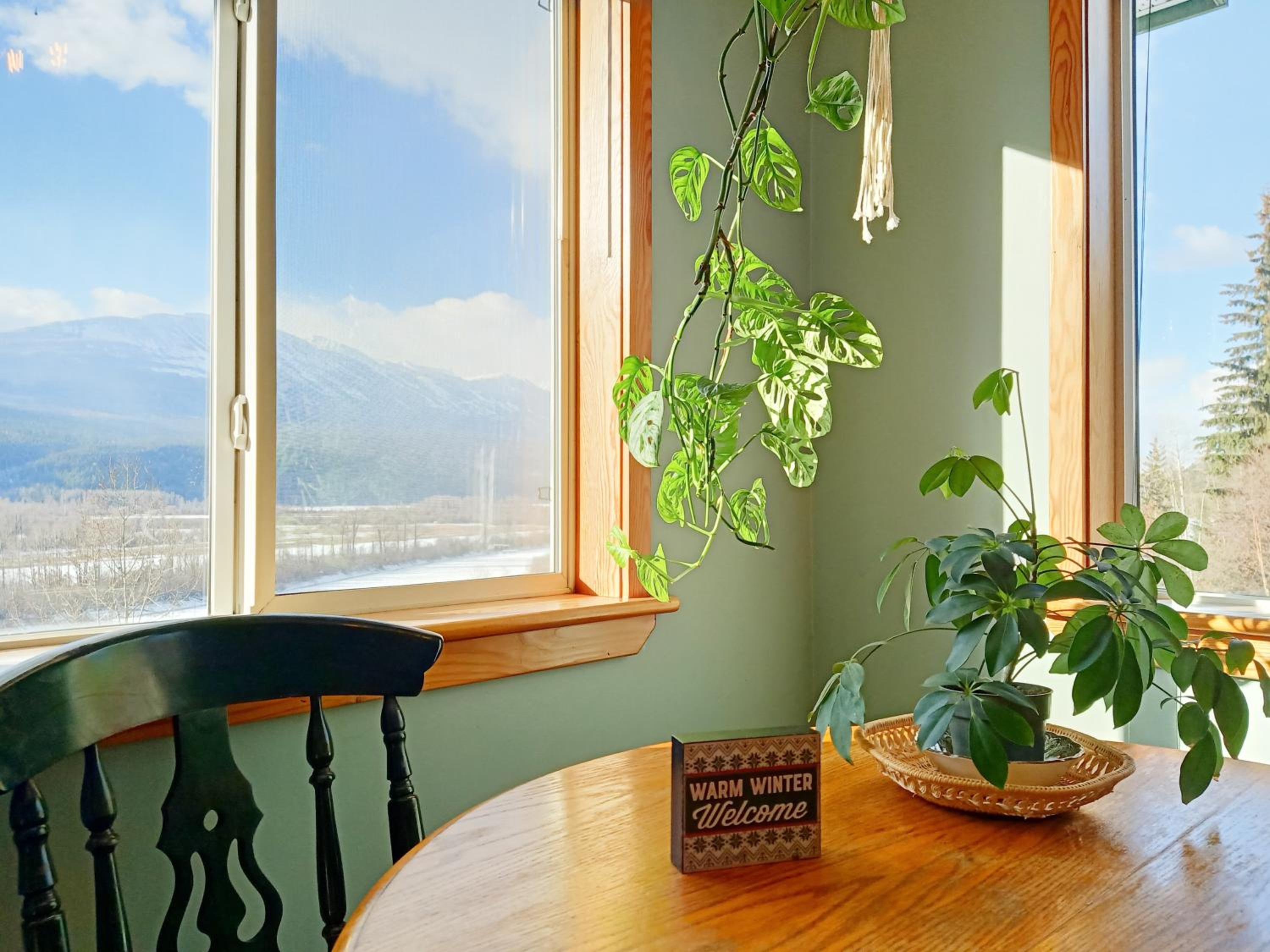 Golden Vacations - 2mins to Town, AC  Sauna, Self Check-in, Full Kitchen, Free Laundry  Parking, Family Pet Friendly, Comfortably Sleeps Up To 10 - Property Image 63