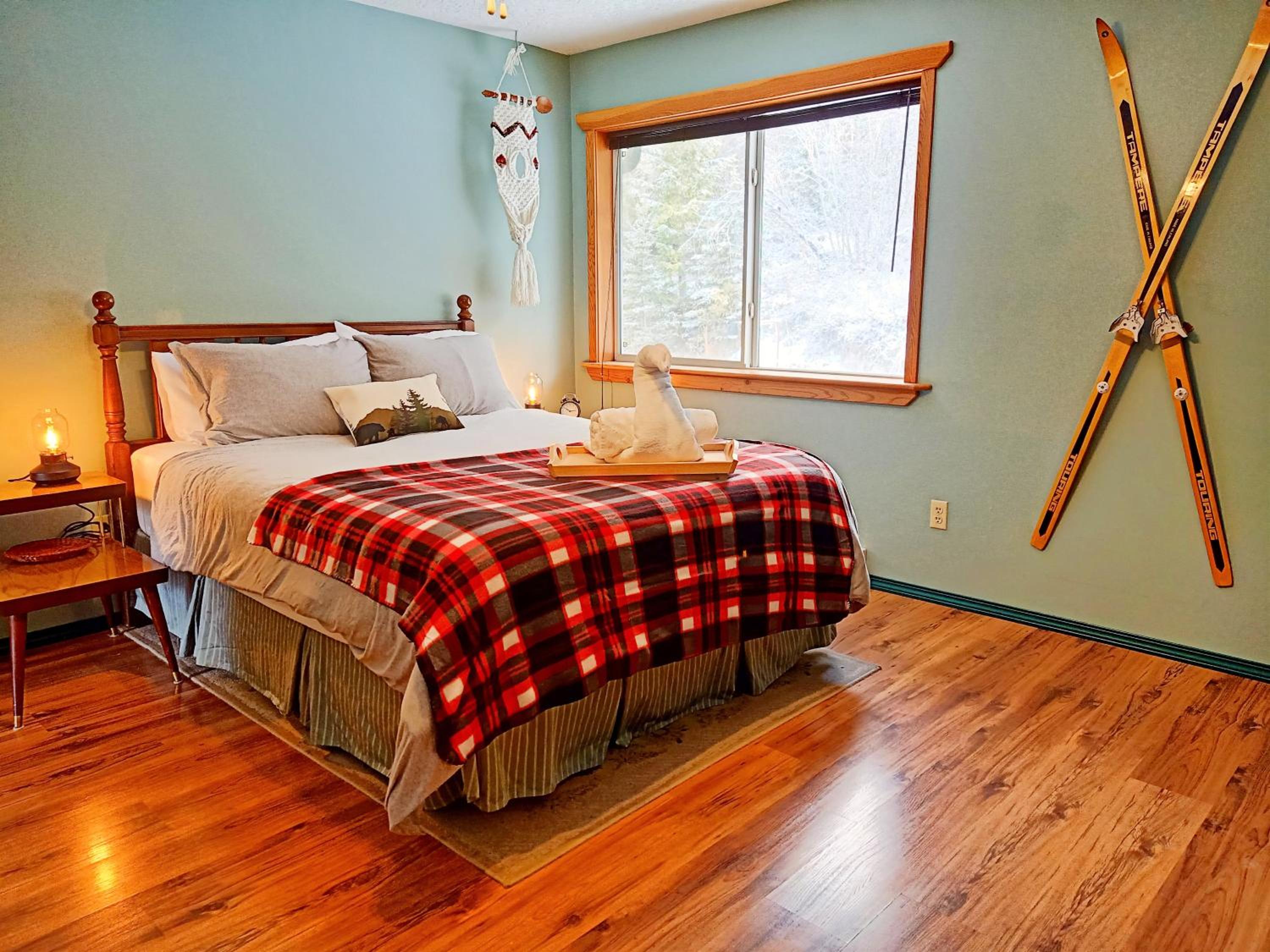 Golden Vacations - 2mins to Town, AC  Sauna, Self Check-in, Full Kitchen, Free Laundry  Parking, Family Pet Friendly, Comfortably Sleeps Up To 10 - Property Image 7