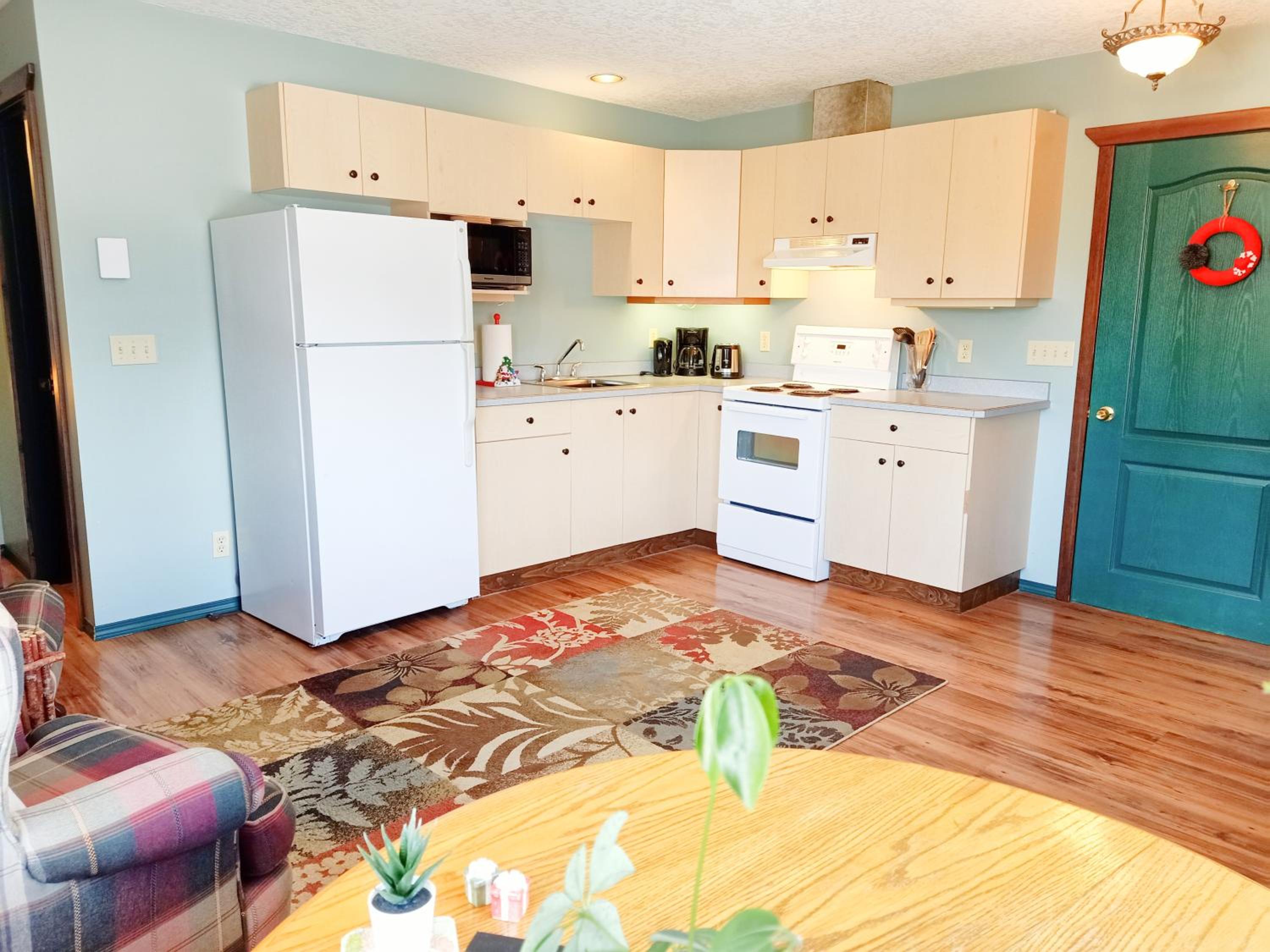 Golden Vacations - 2mins to Town, AC  Sauna, Self Check-in, Full Kitchen, Free Laundry  Parking, Family Pet Friendly, Comfortably Sleeps Up To 10 - Property Image 65