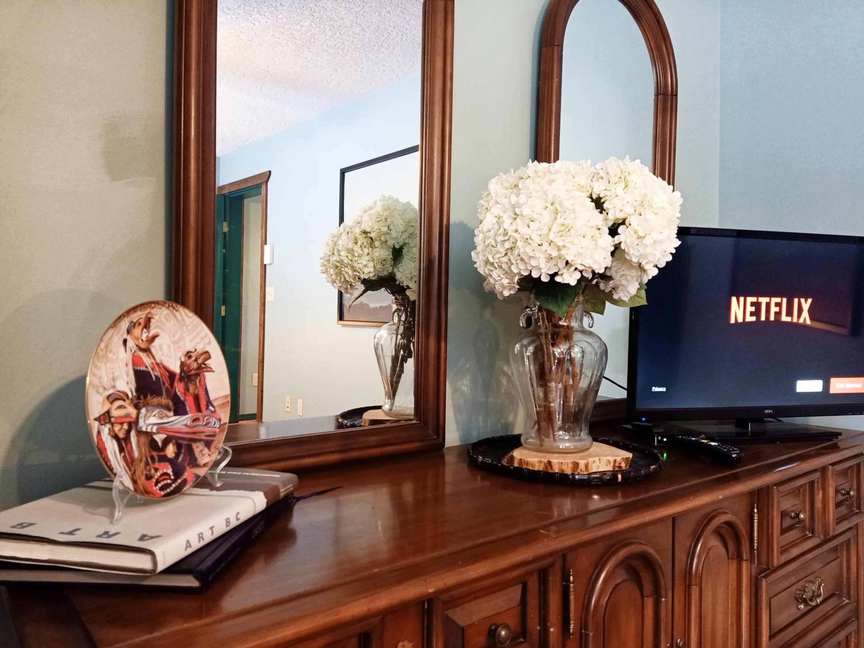 Golden Vacations - 2mins to Town, AC  Sauna, Self Check-in, Full Kitchen, Free Laundry  Parking, Family Pet Friendly, Comfortably Sleeps Up To 10 - Property Image 66