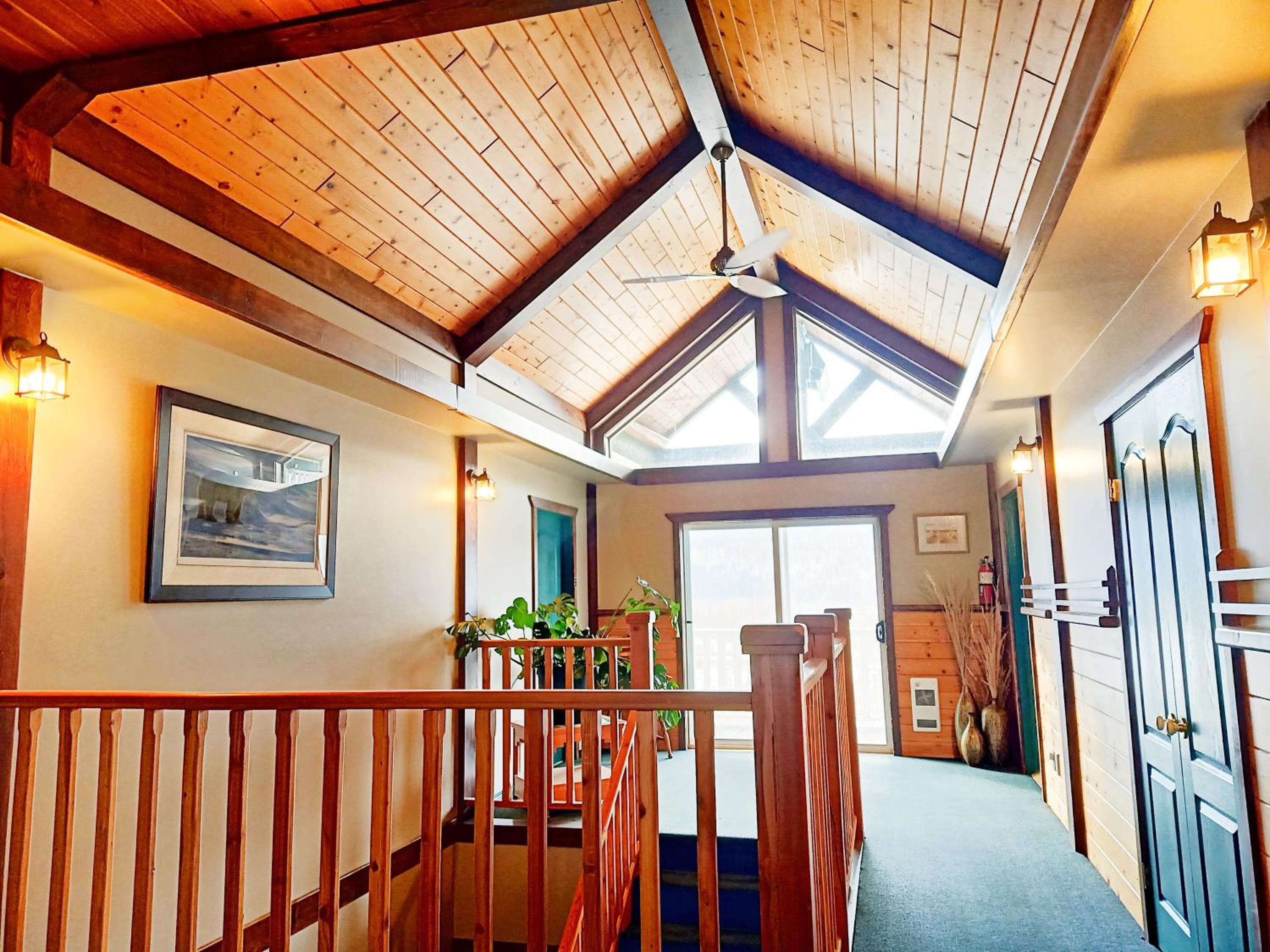 Golden Vacations - 2mins to Town, AC  Sauna, Self Check-in, Full Kitchen, Free Laundry  Parking, Family Pet Friendly, Comfortably Sleeps Up To 10 - Property Image 68