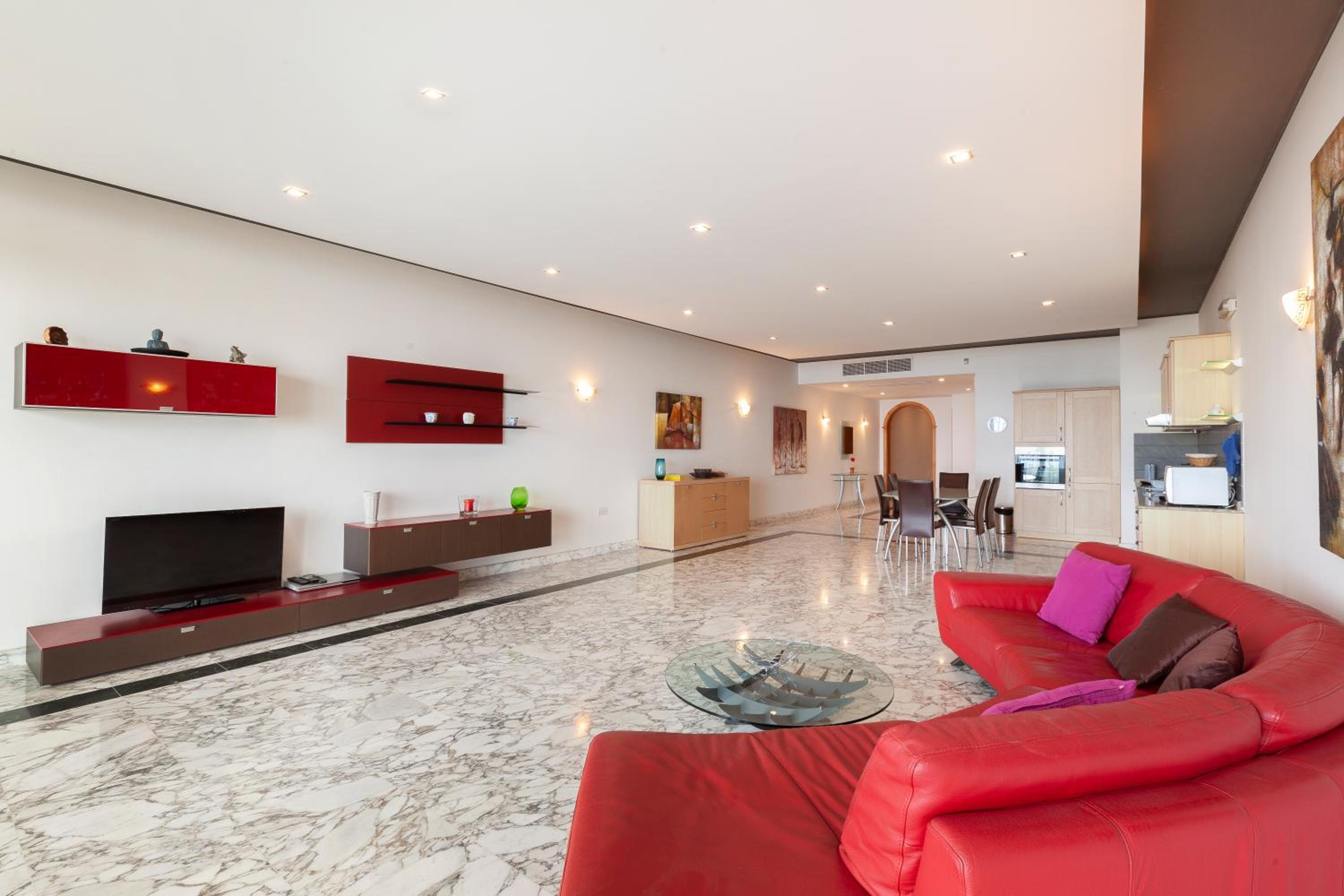 Spacious Seafront APT with Living, Sofa, WIFI & AC by 360 Estates view 4