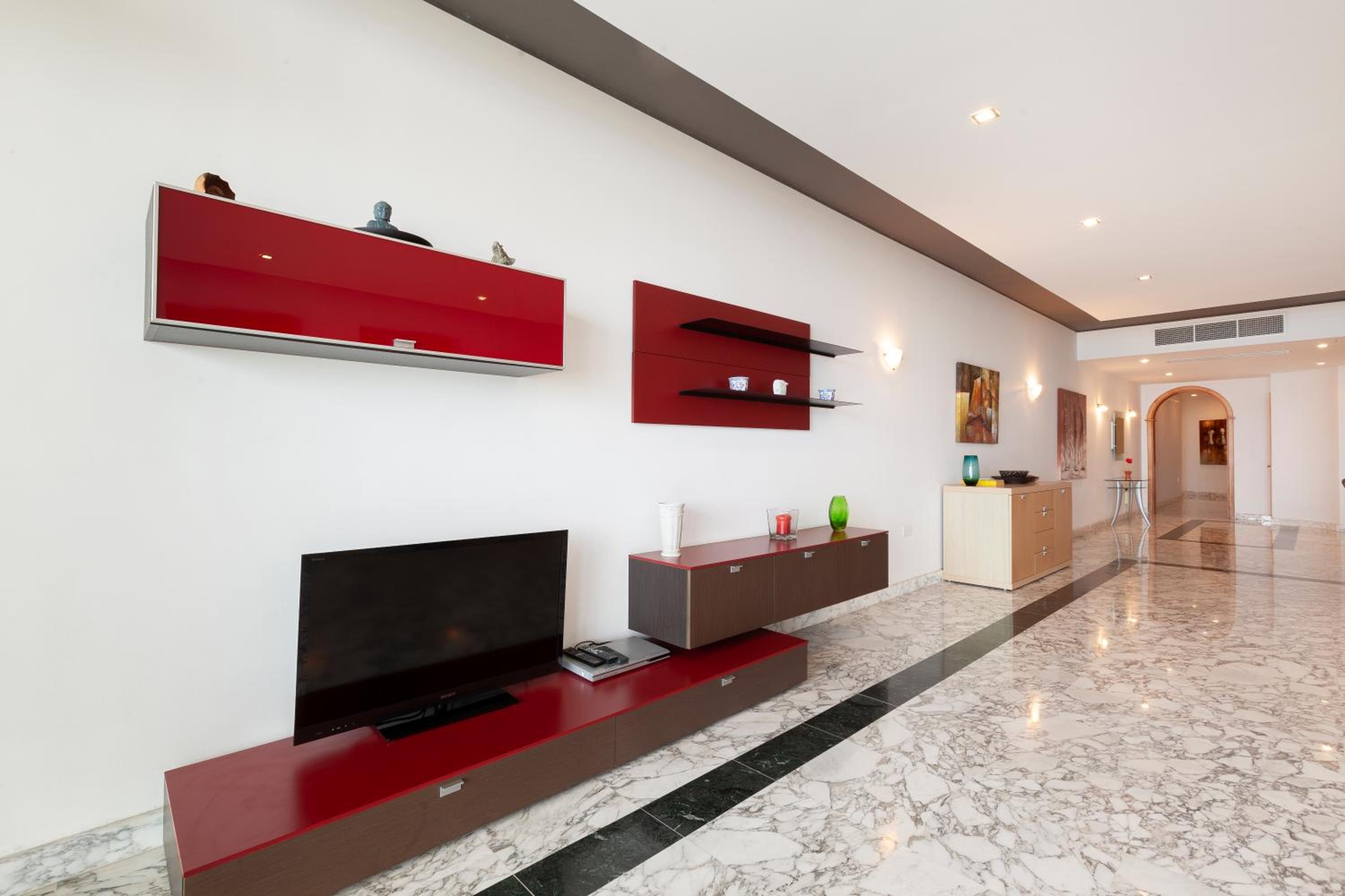 Spacious Seafront APT with Living, Sofa, WIFI & AC by 360 Estates view 3