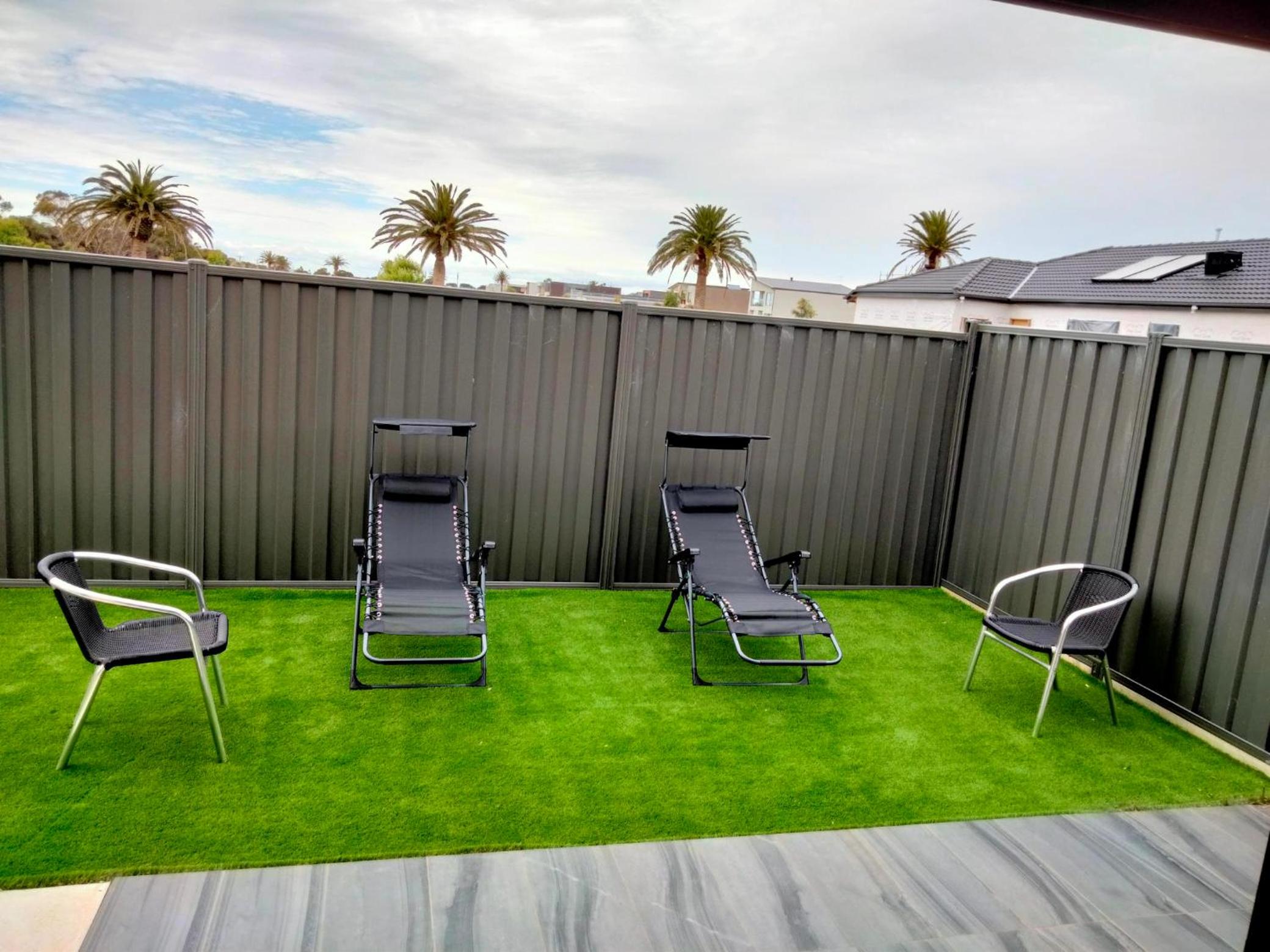 Modern and cosey 4 bedroom house walk to beach