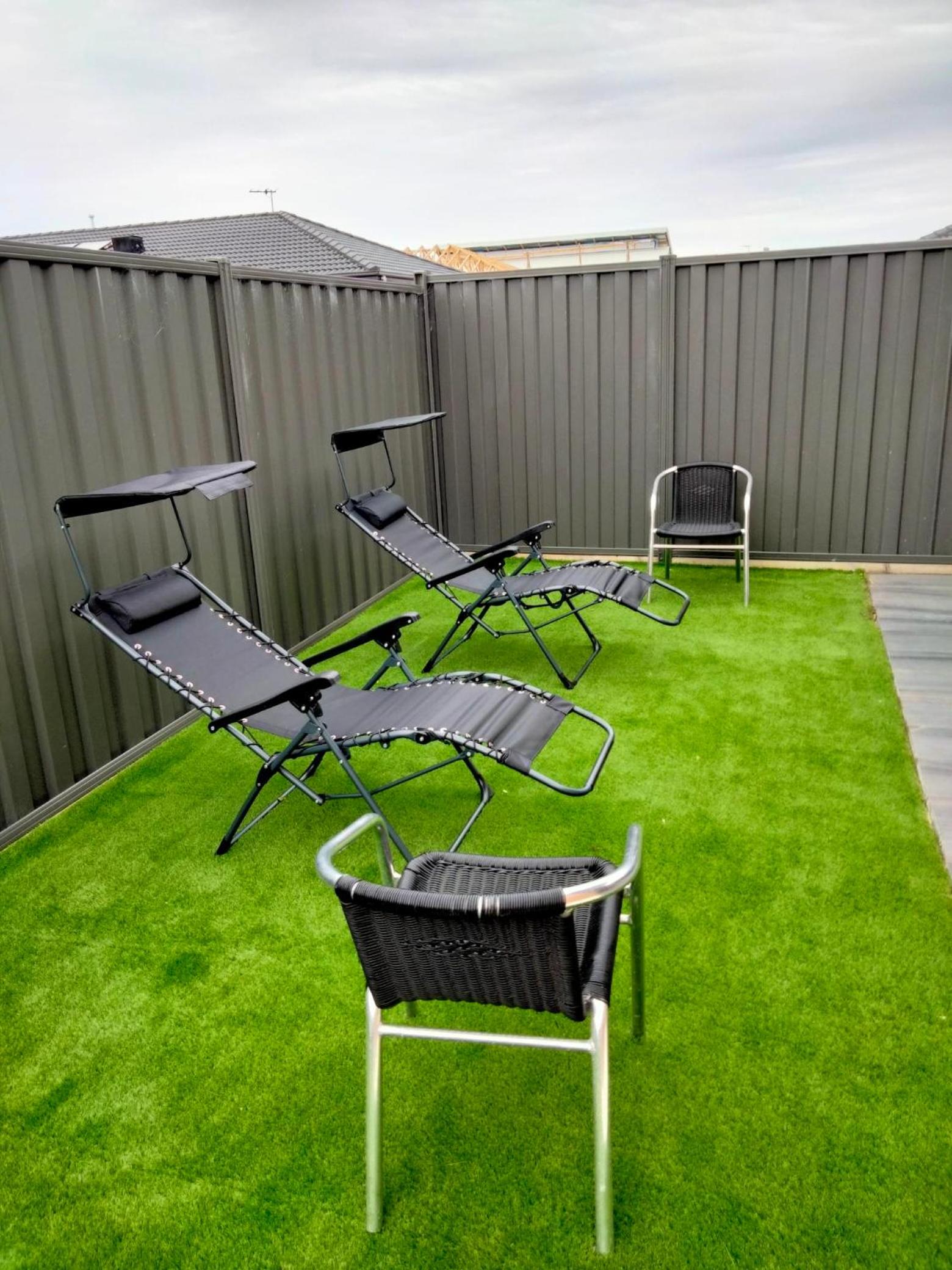 Modern and cosey 4 bedroom house walk to beach