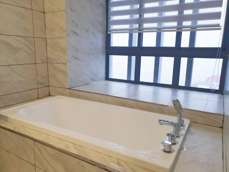 SeaView#Warmth#Netflix#PrivateBathtub#SeaSideLuxuryCondo#ImperioResidence