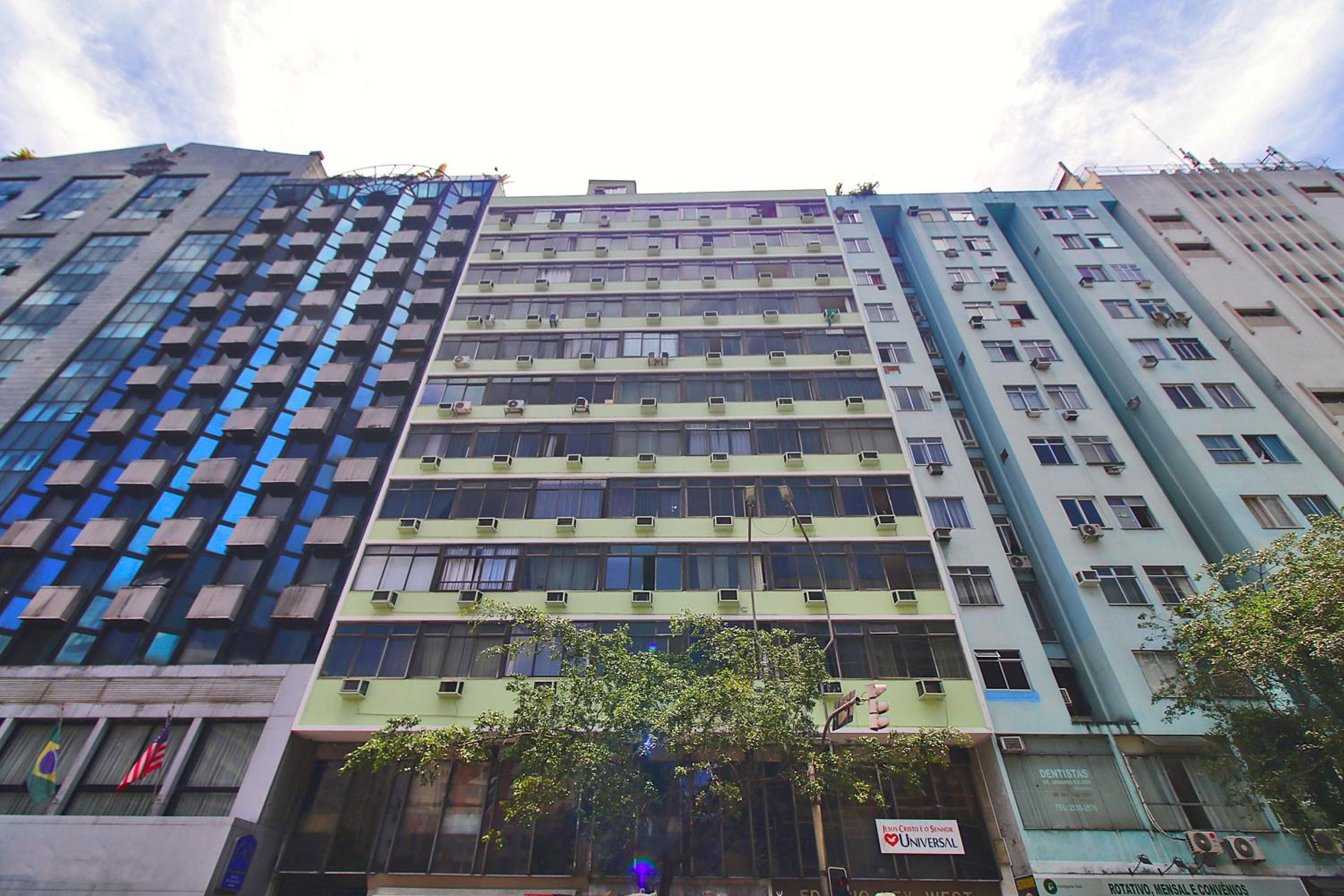 Low budget apartment with air conditioning and free amenities.