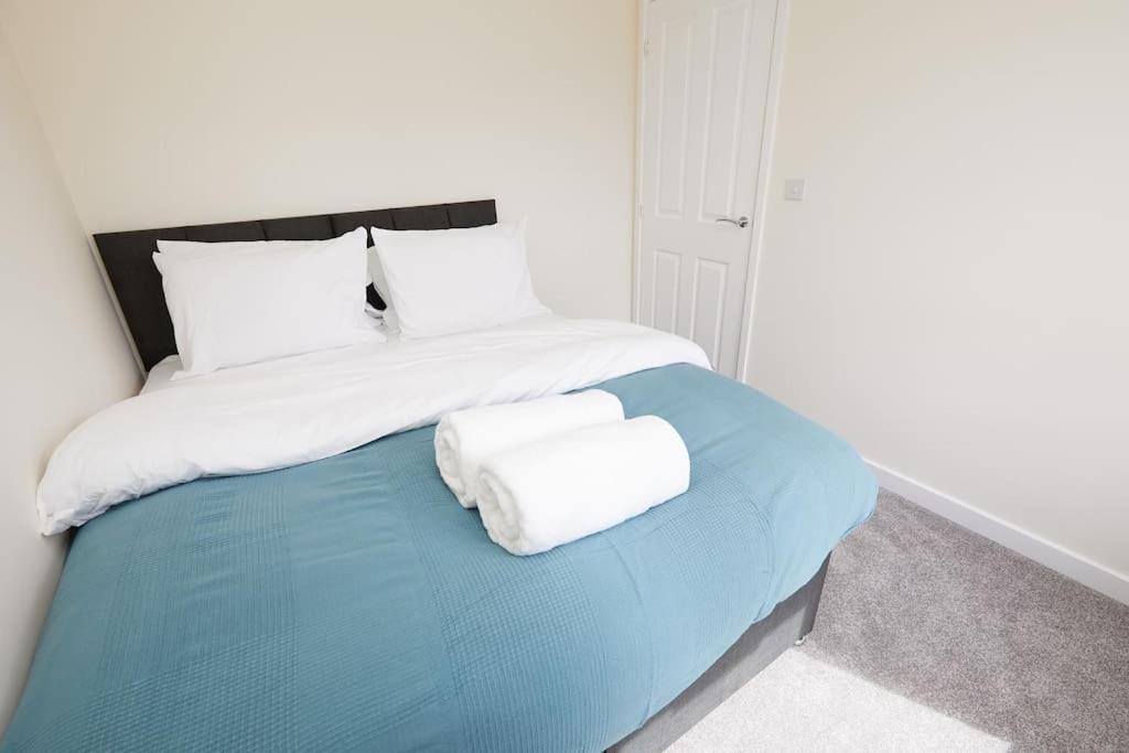 Urban Bliss, Park with Ease 3 Bed New Build Home