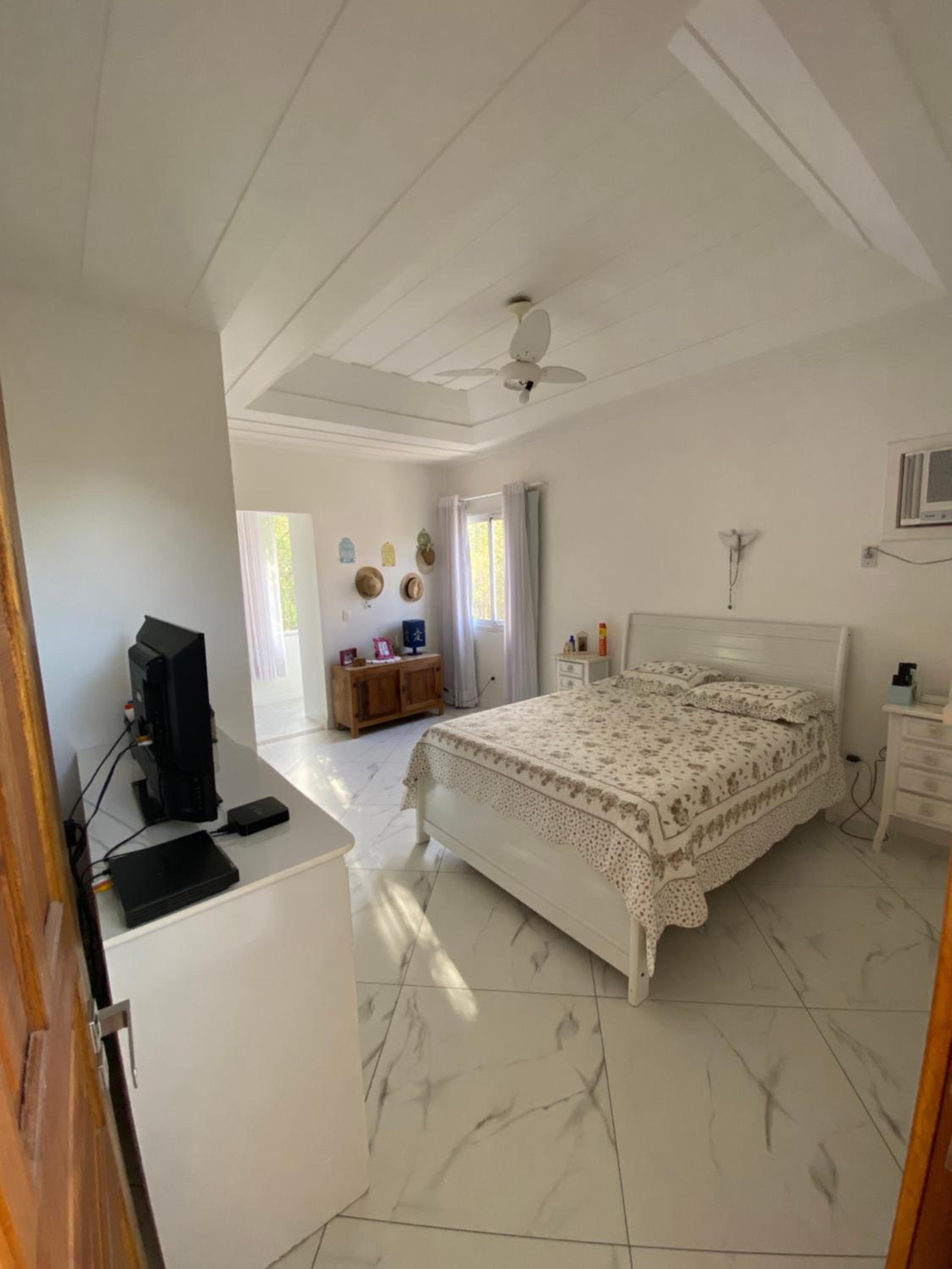 Casa com 4 quartos e 3 suítes no condomínio ferradura.