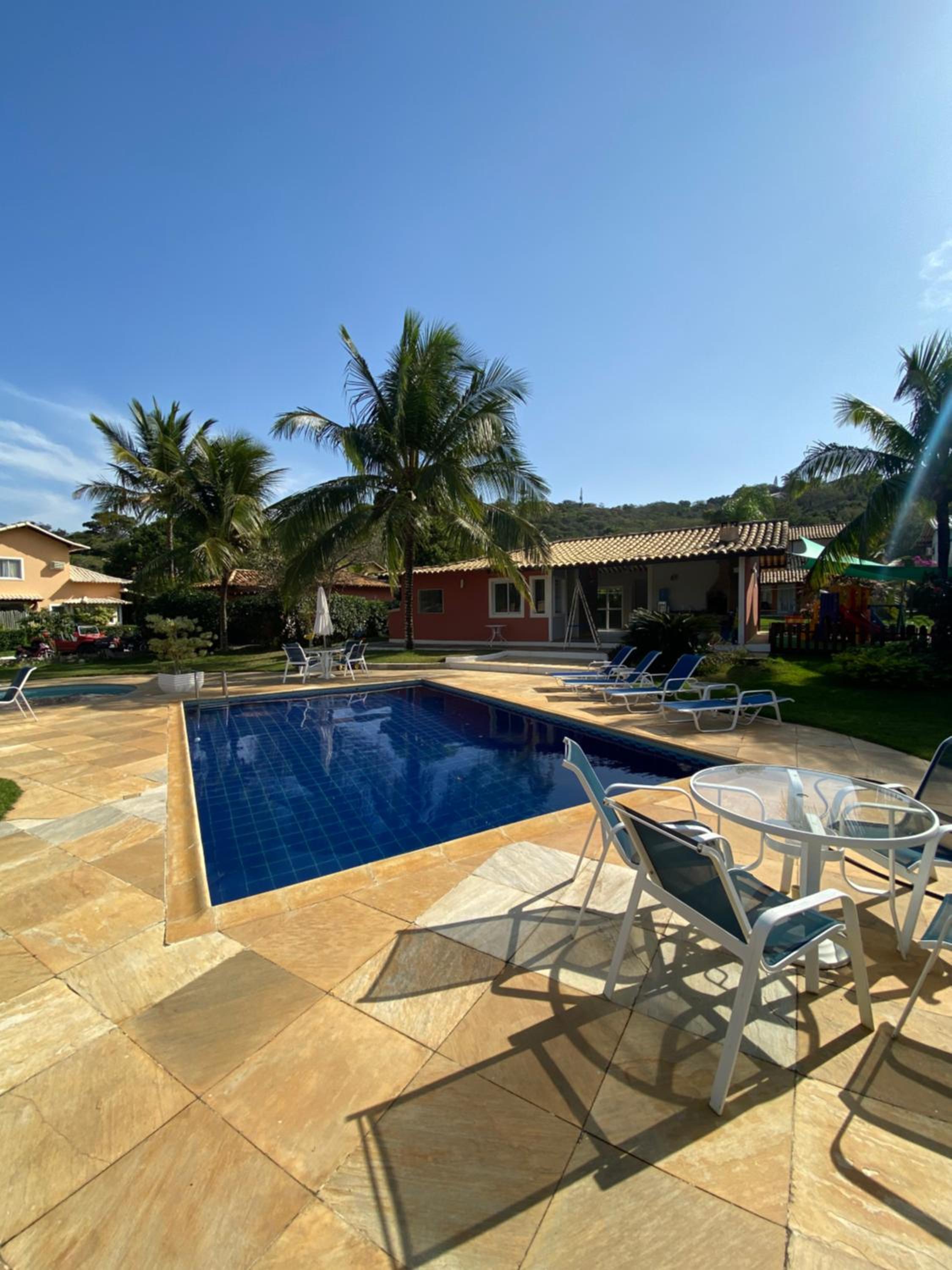 Casa com 4 quartos e 3 suítes no condomínio ferradura.