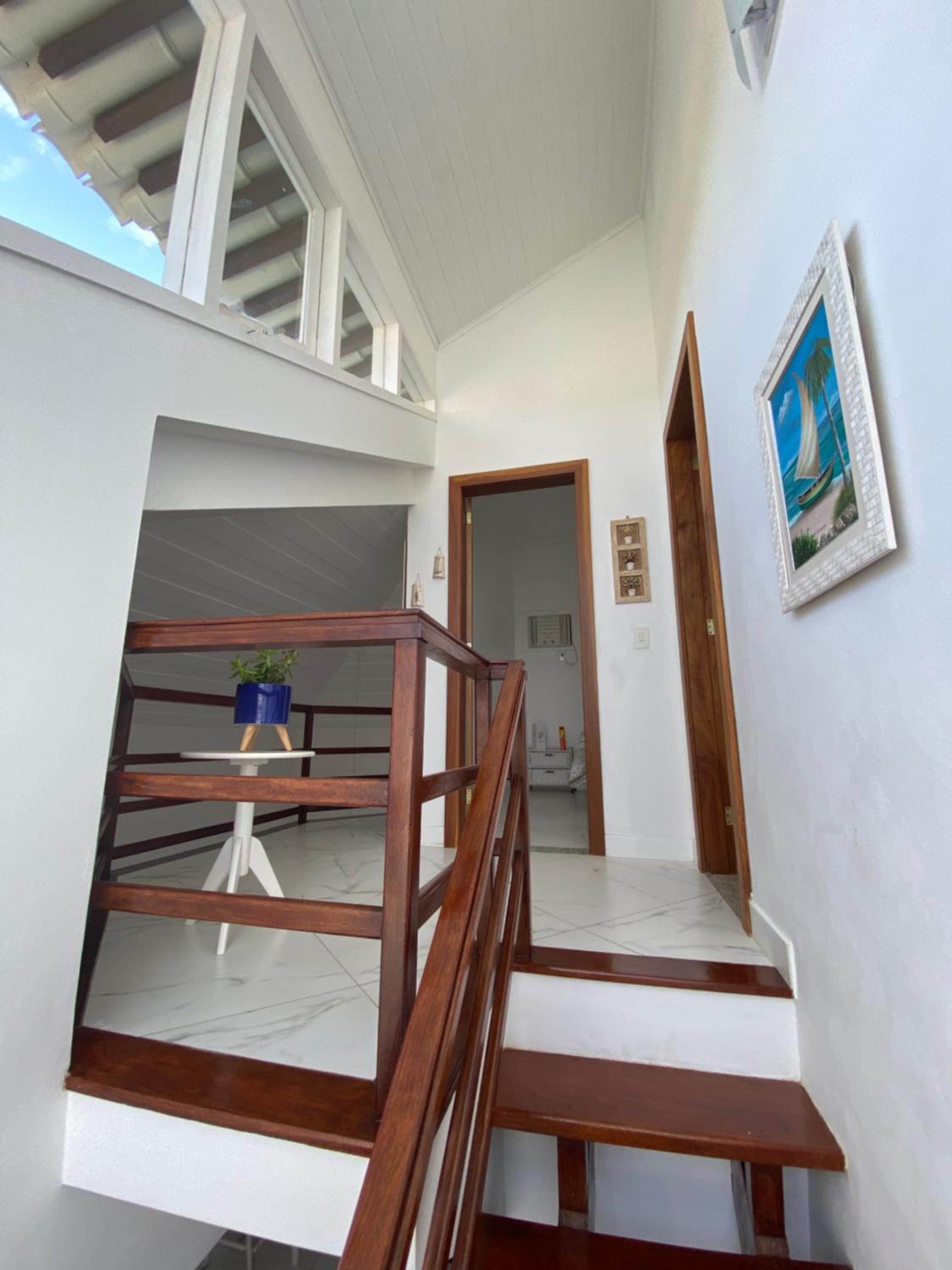 Casa com 4 quartos e 3 suítes no condomínio ferradura.
