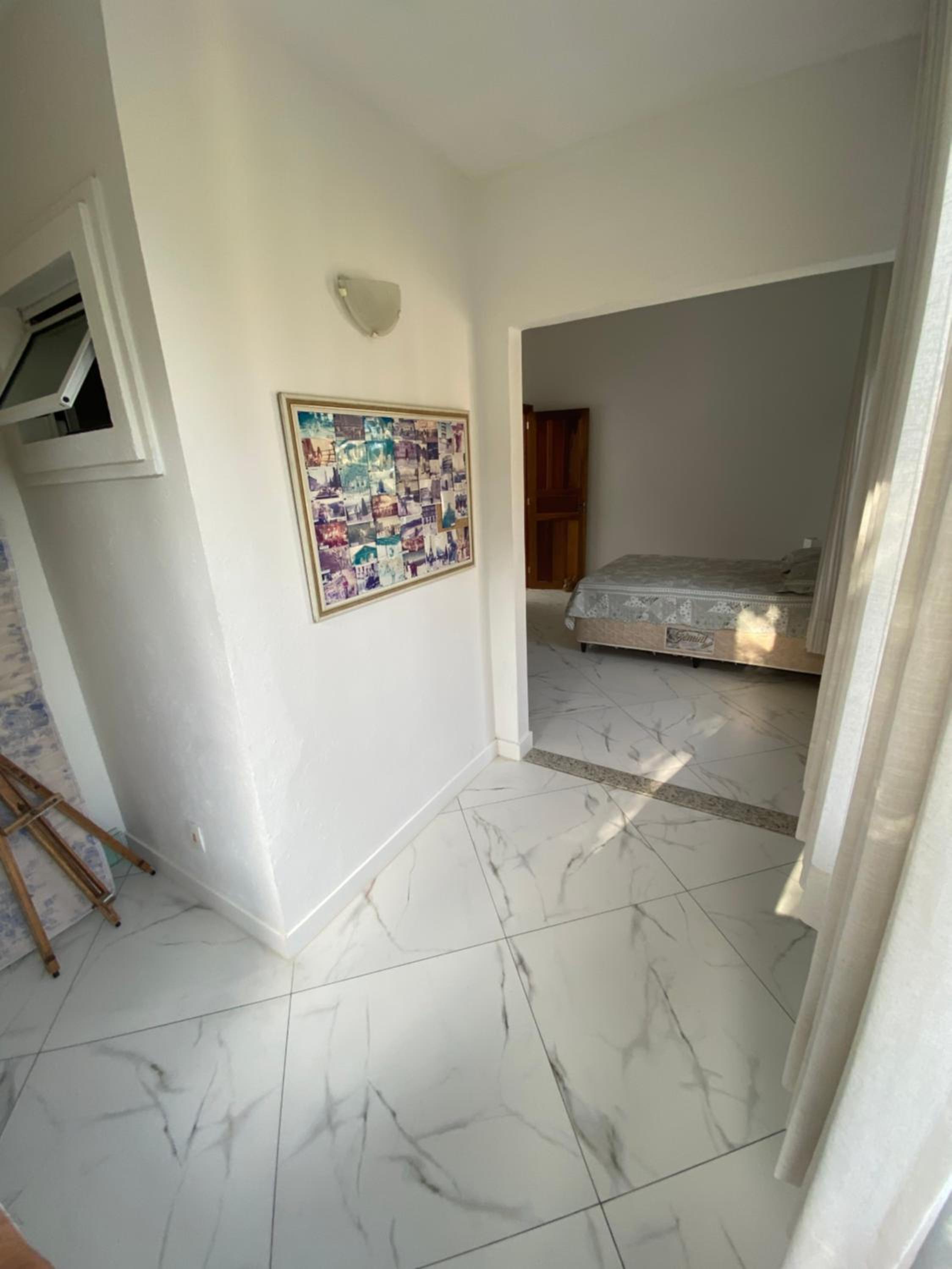 Casa com 4 quartos e 3 suítes no condomínio ferradura.