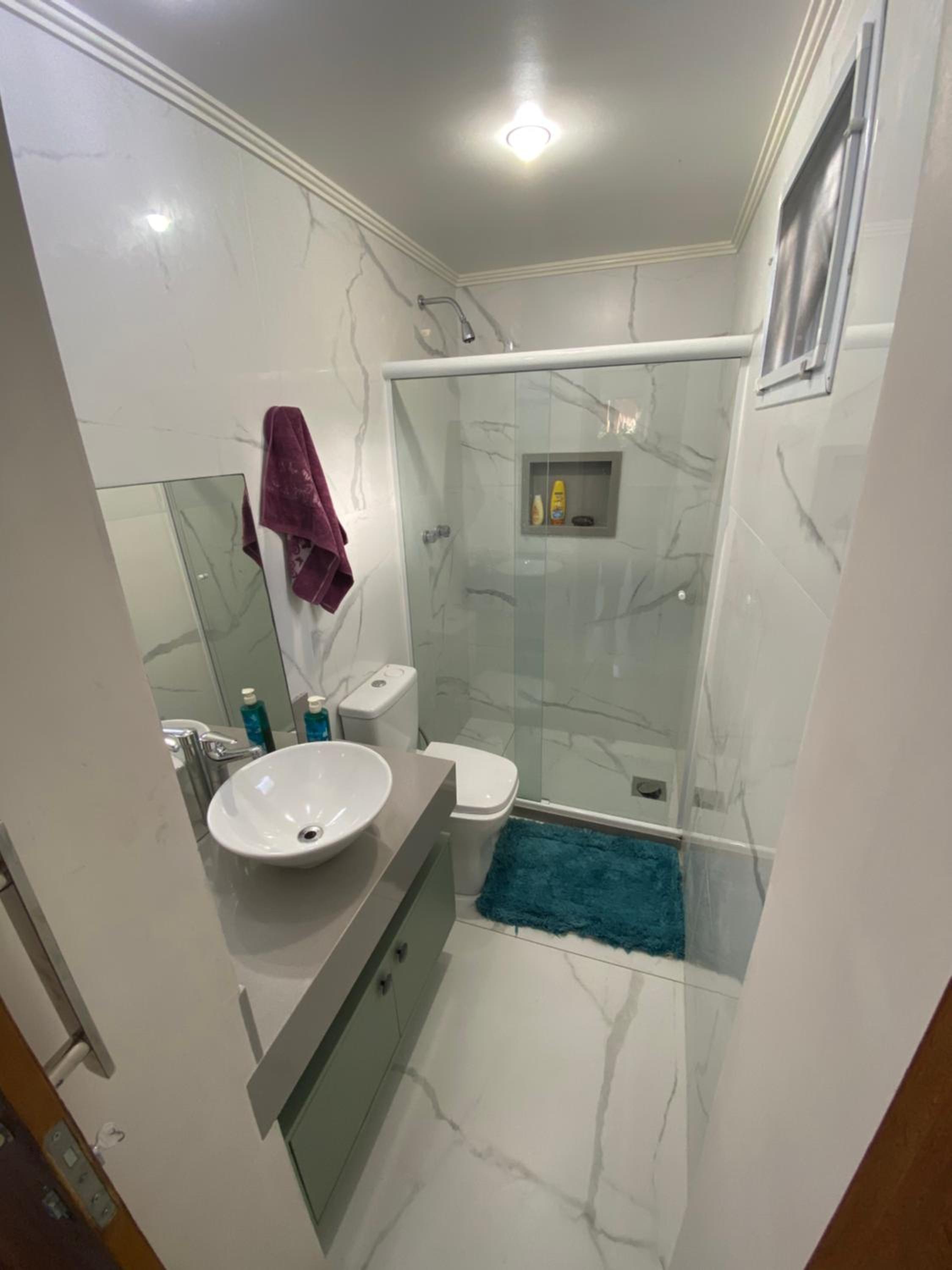 Casa com 4 quartos e 3 suítes no condomínio ferradura.
