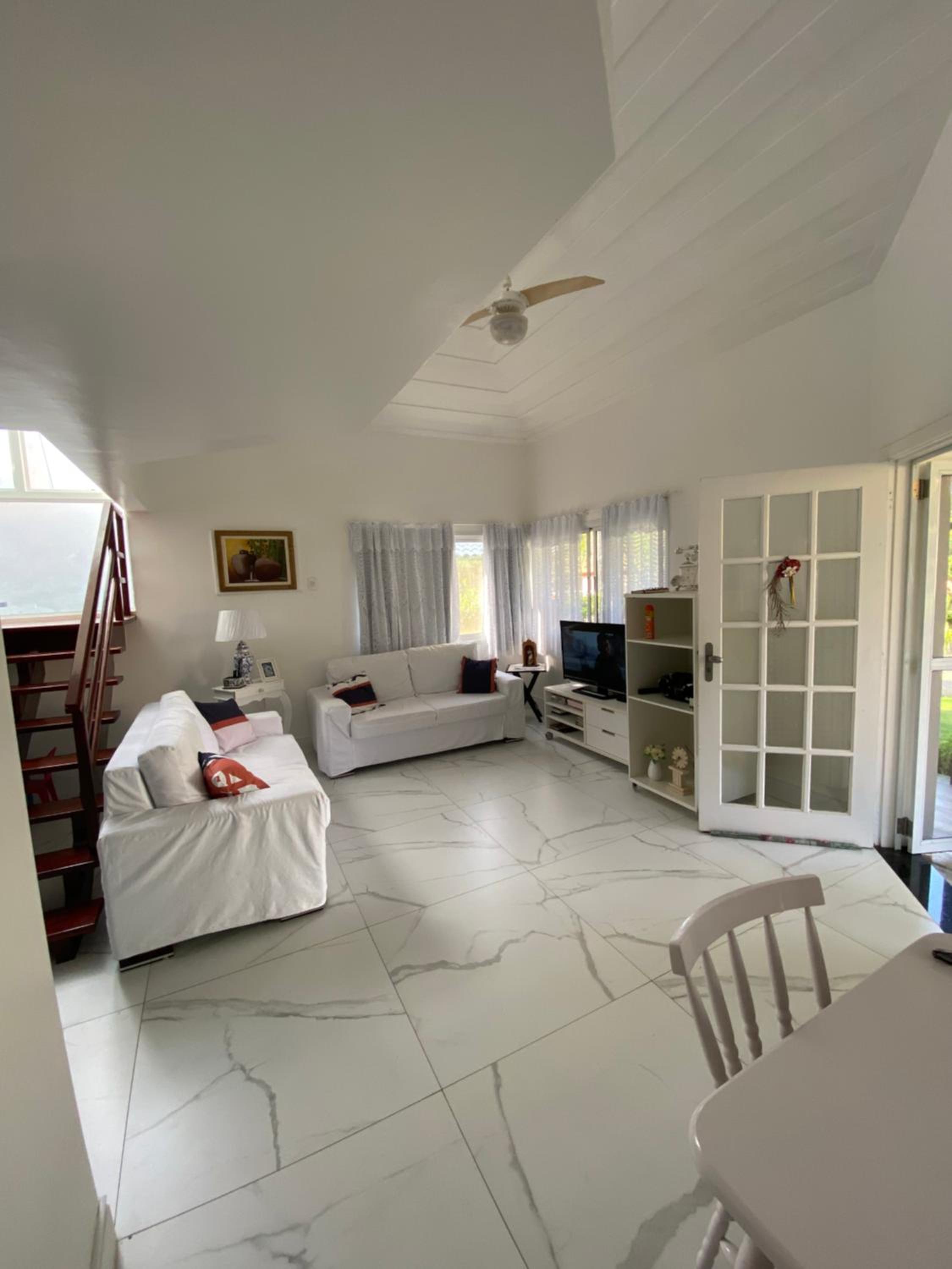 Casa com 4 quartos e 3 suítes no condomínio ferradura.