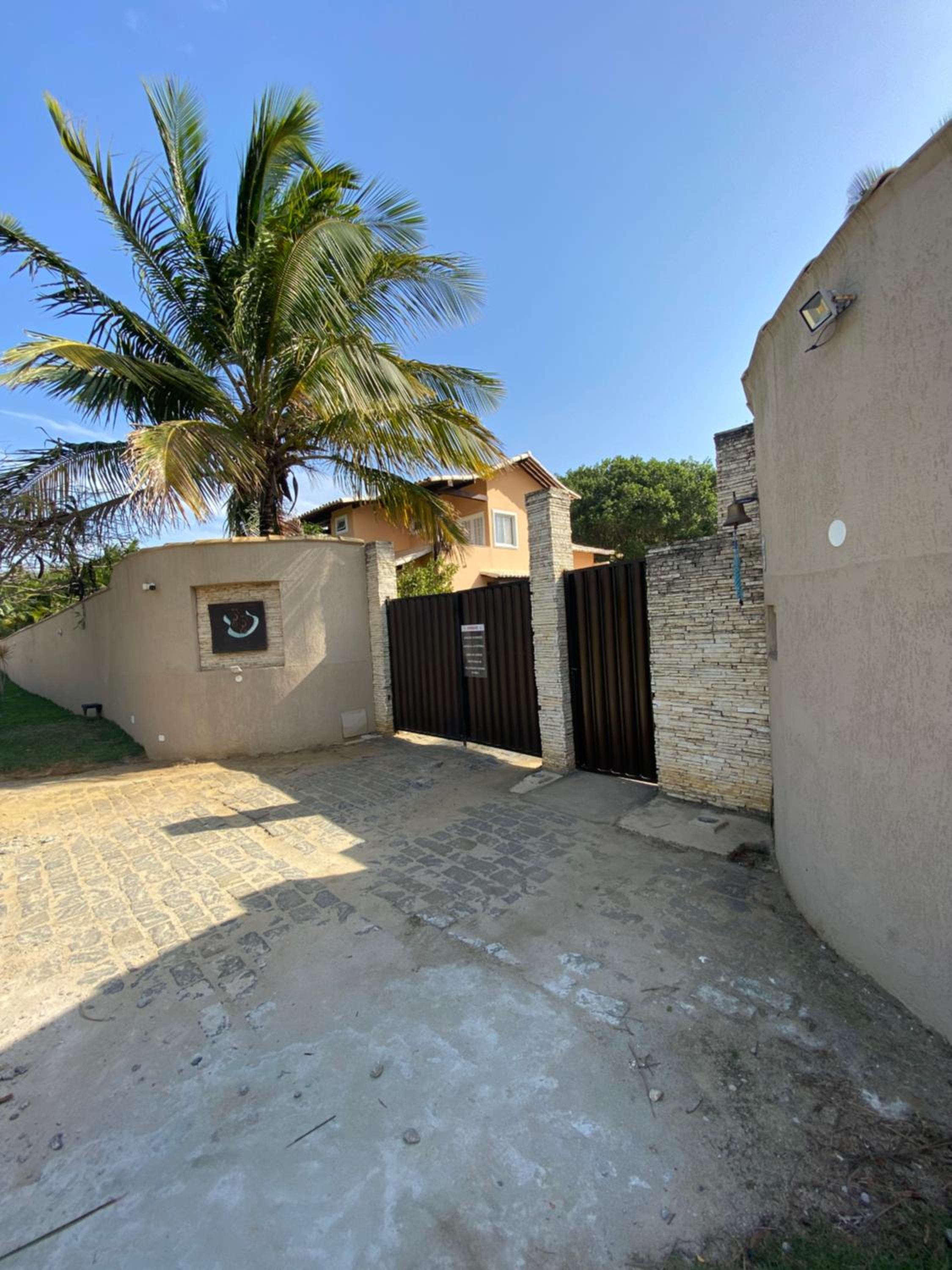 Casa com 4 quartos e 3 suítes no condomínio ferradura.