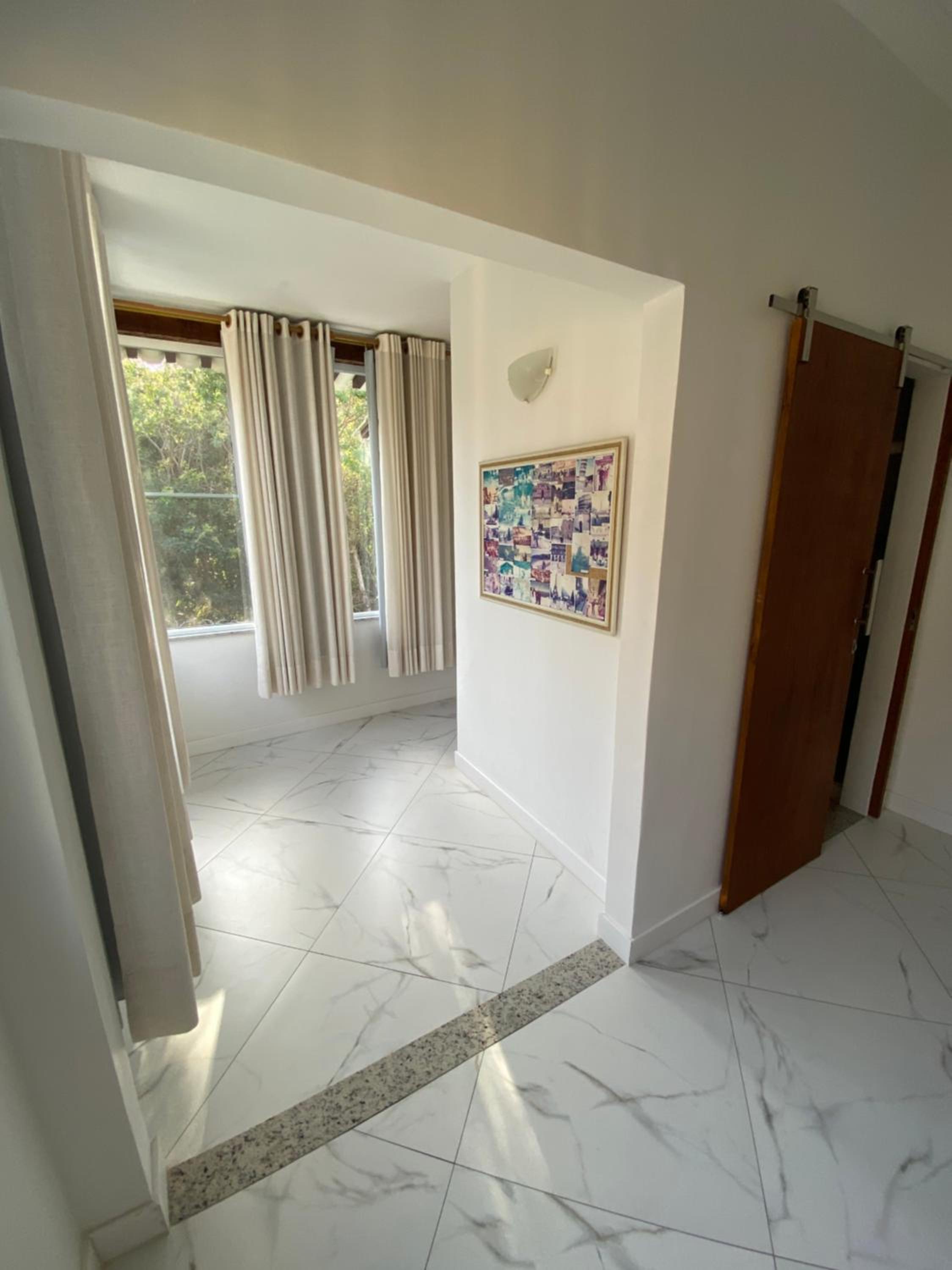 Casa com 4 quartos e 3 suítes no condomínio ferradura.