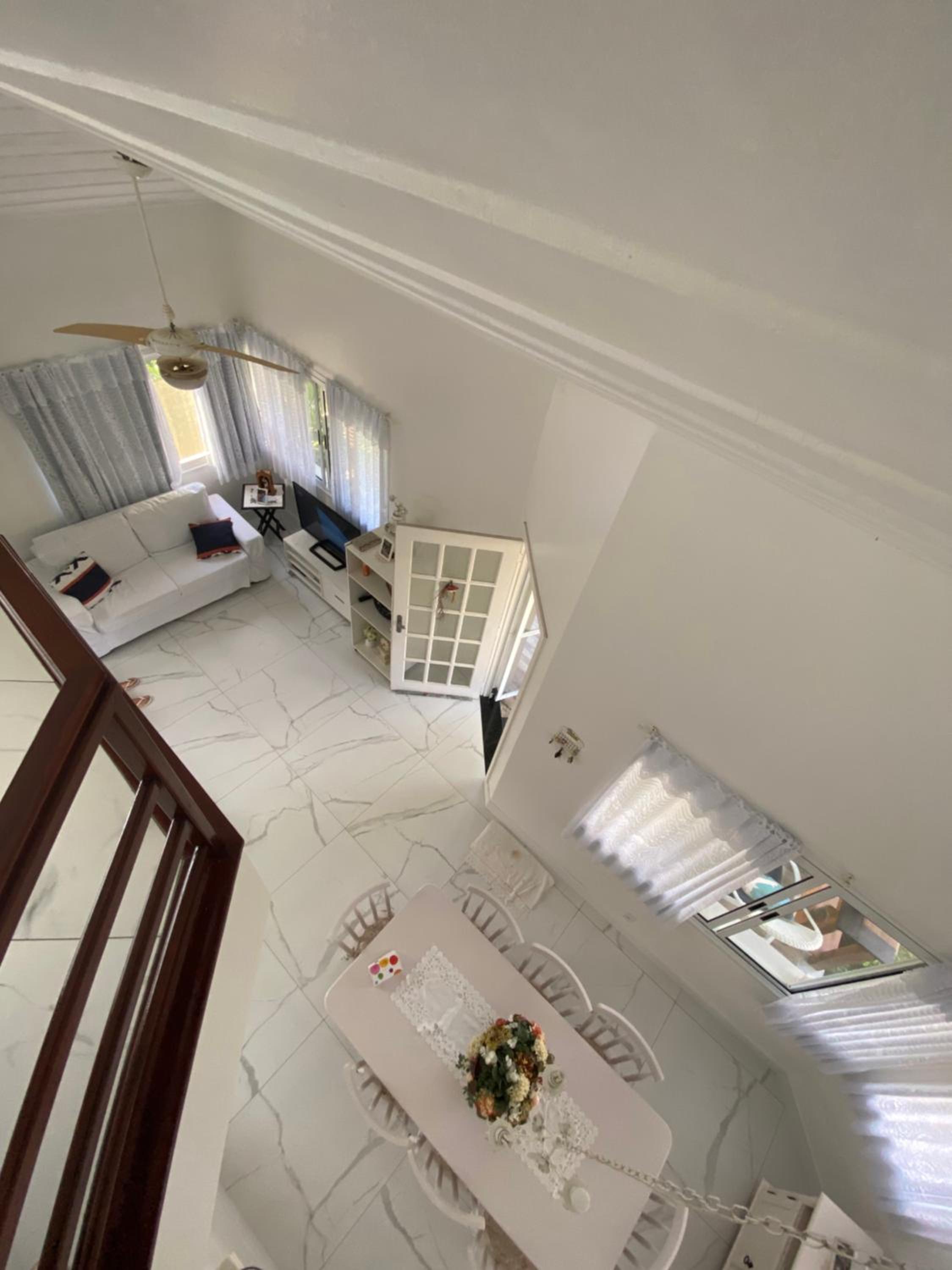 Casa com 4 quartos e 3 suítes no condomínio ferradura.