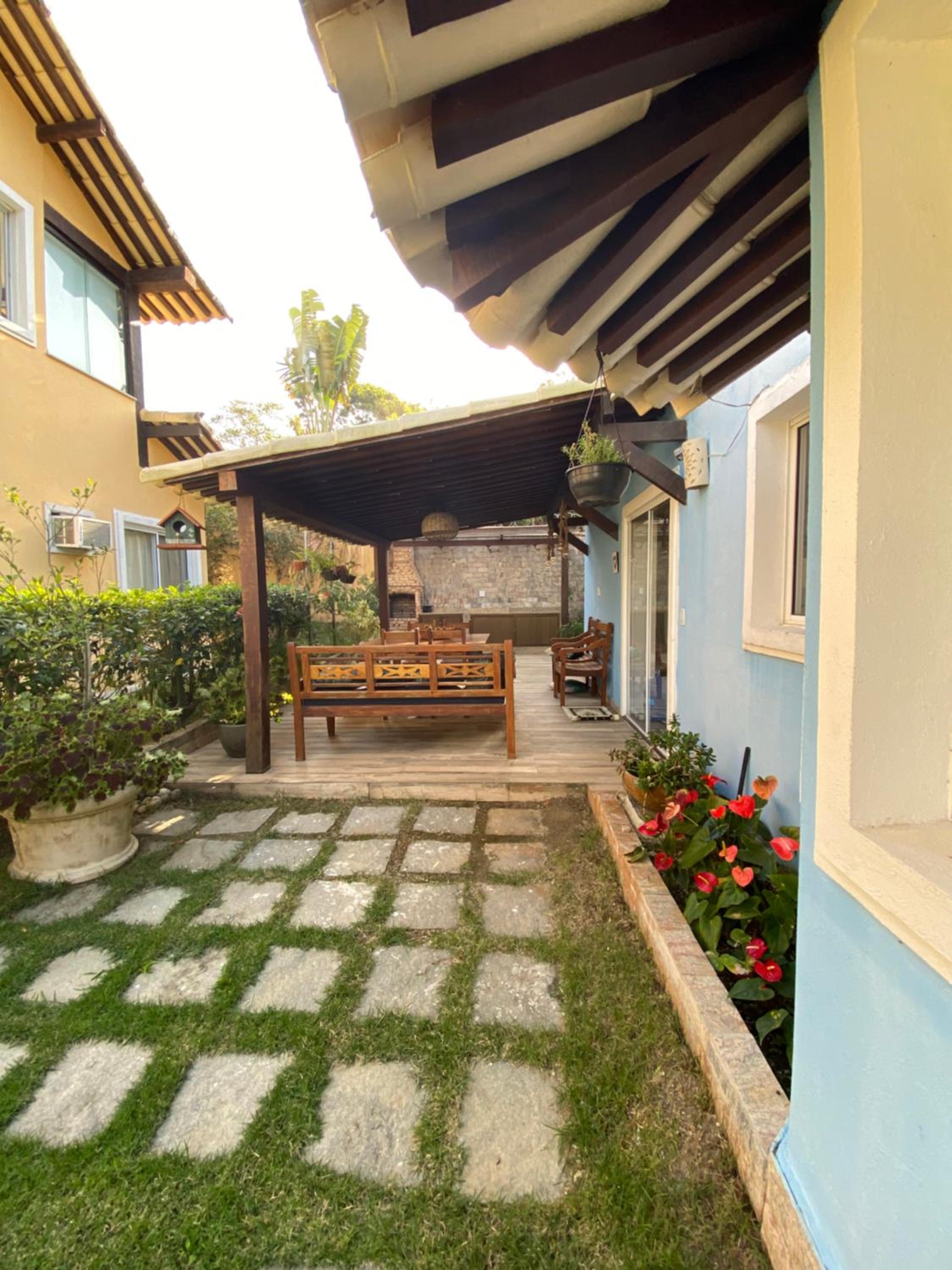 Casa com 4 quartos e 3 suítes no condomínio ferradura.