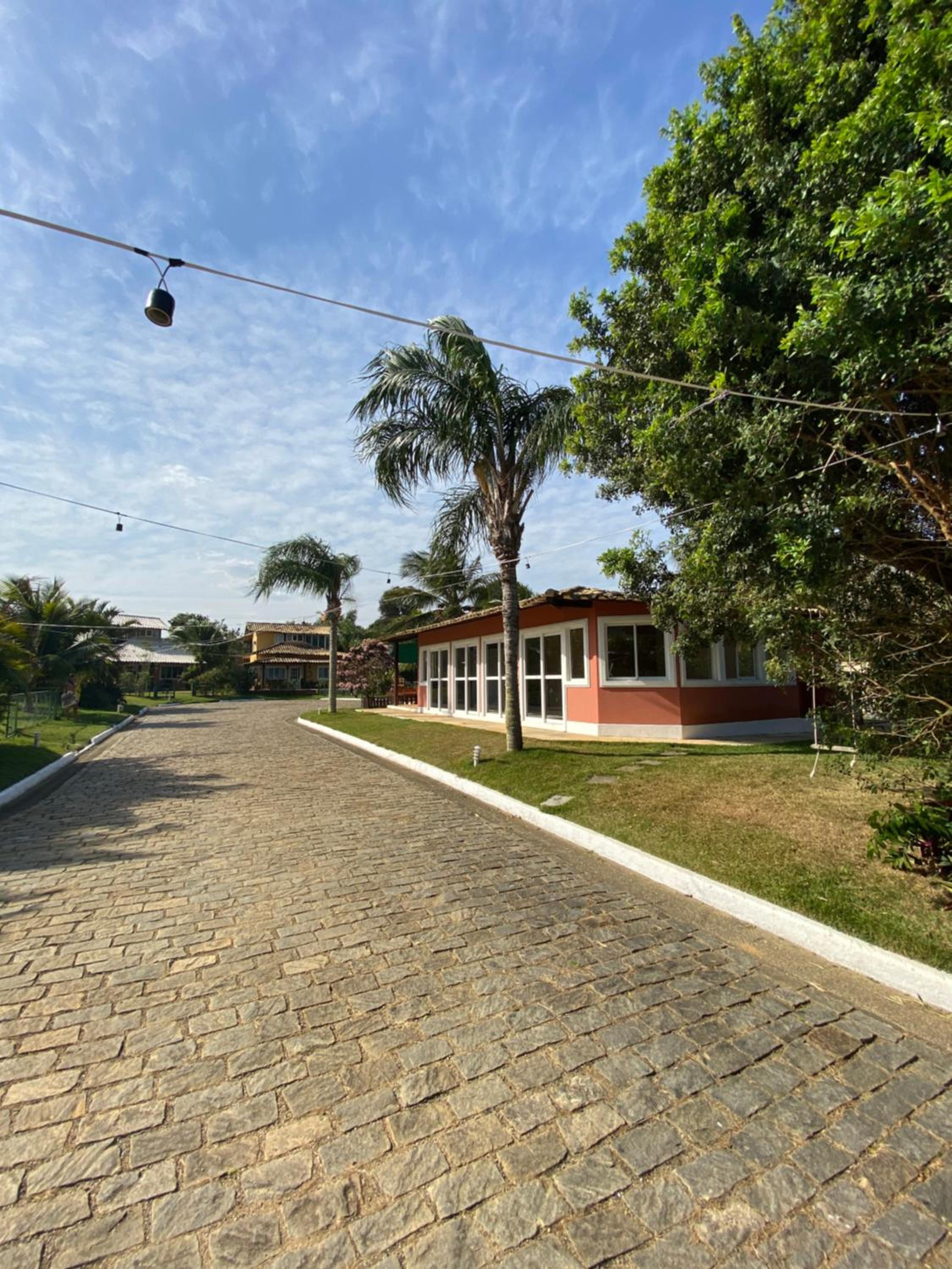 Casa com 4 quartos e 3 suítes no condomínio ferradura.
