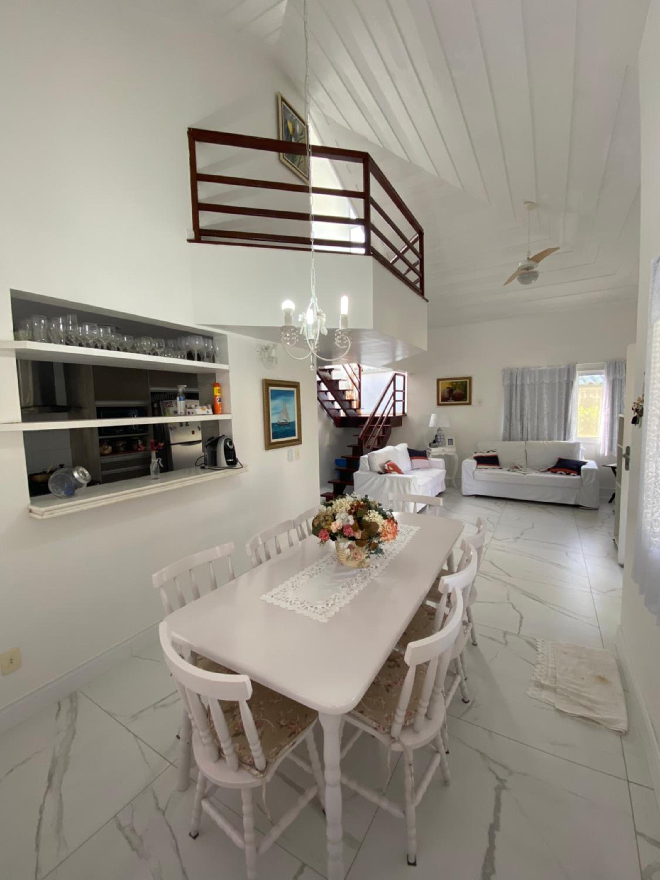 Casa com 4 quartos e 3 suítes no condomínio ferradura.