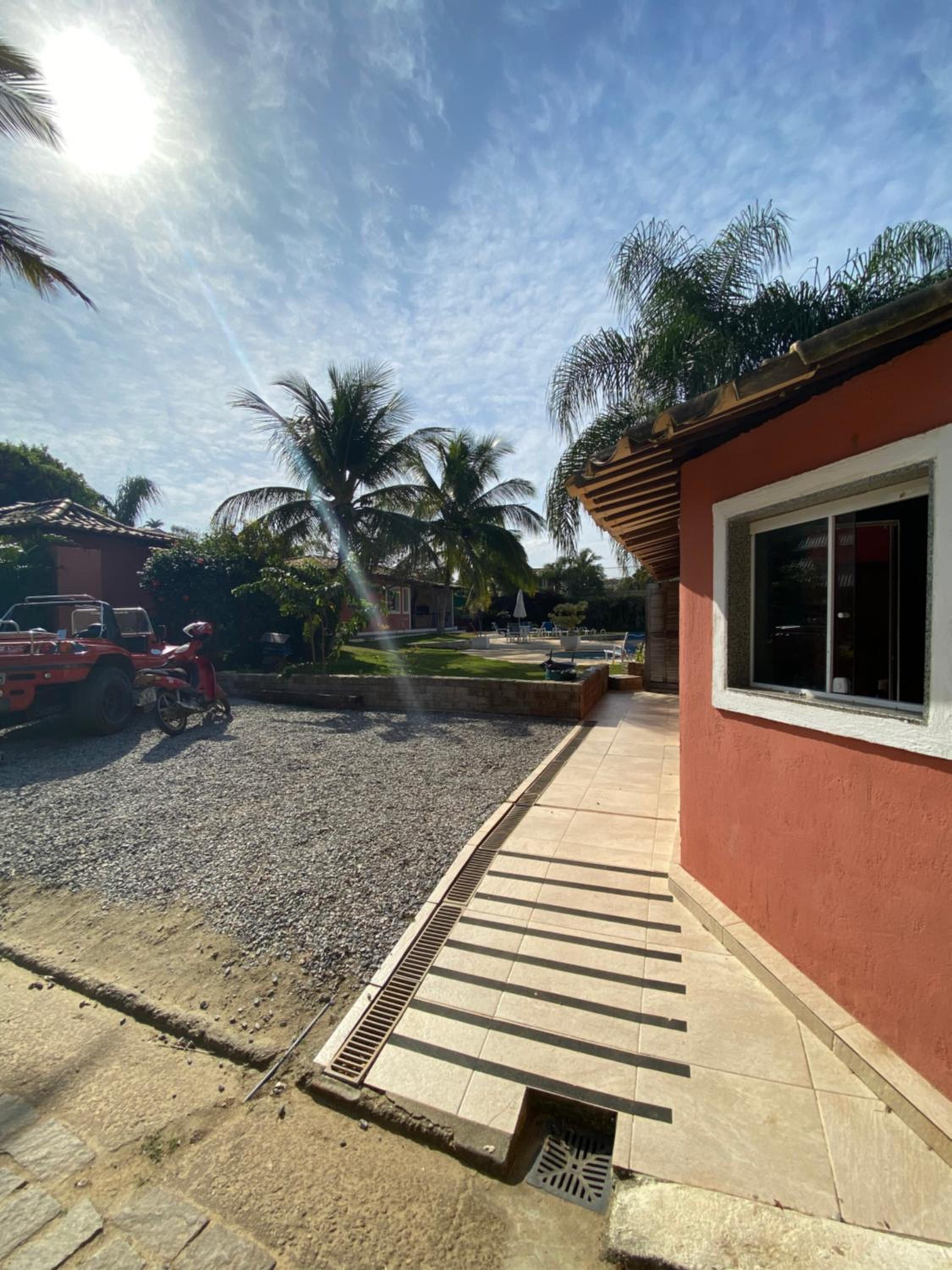 Casa com 4 quartos e 3 suítes no condomínio ferradura.