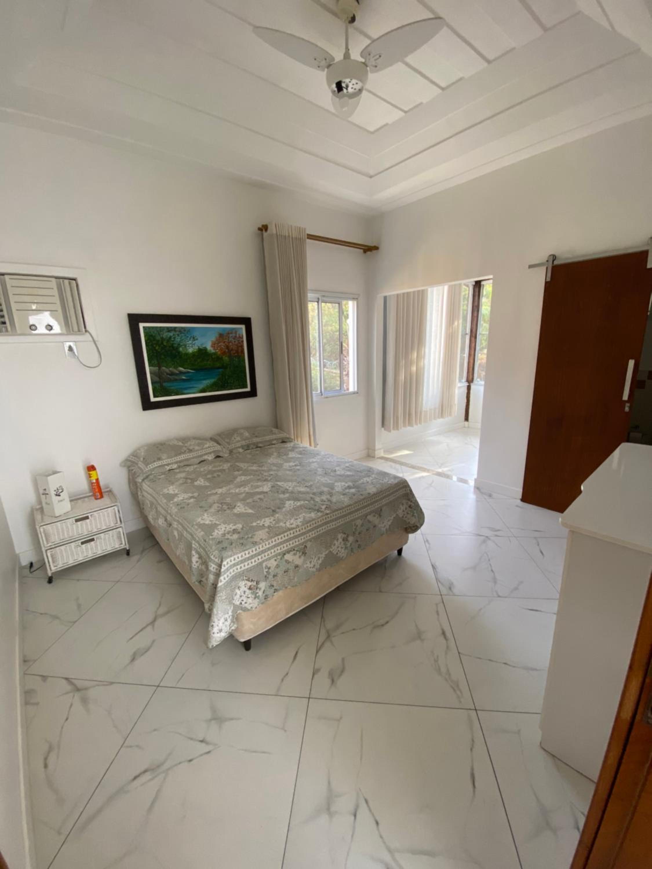 Casa com 4 quartos e 3 suítes no condomínio ferradura.