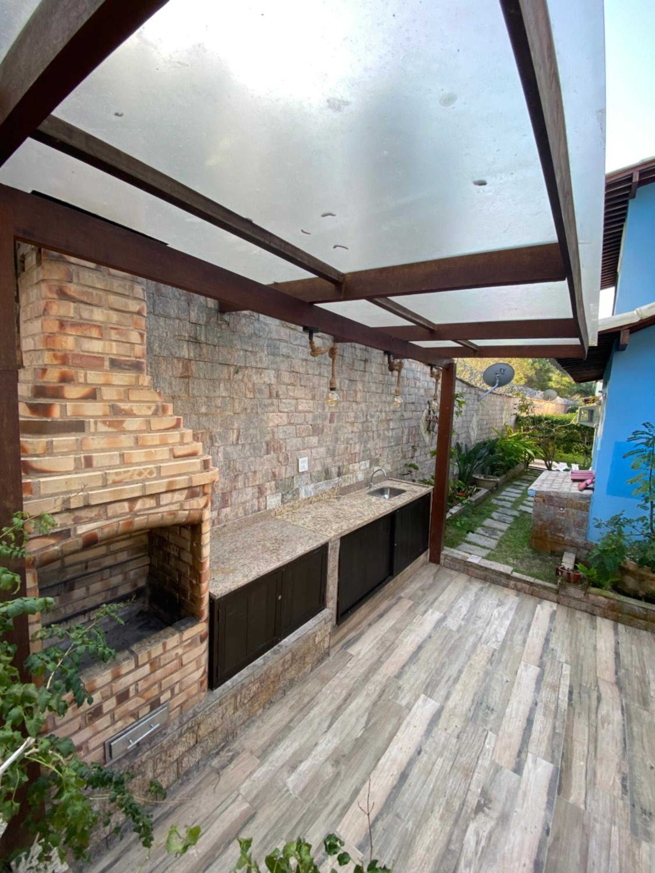 Casa com 4 quartos e 3 suítes no condomínio ferradura.