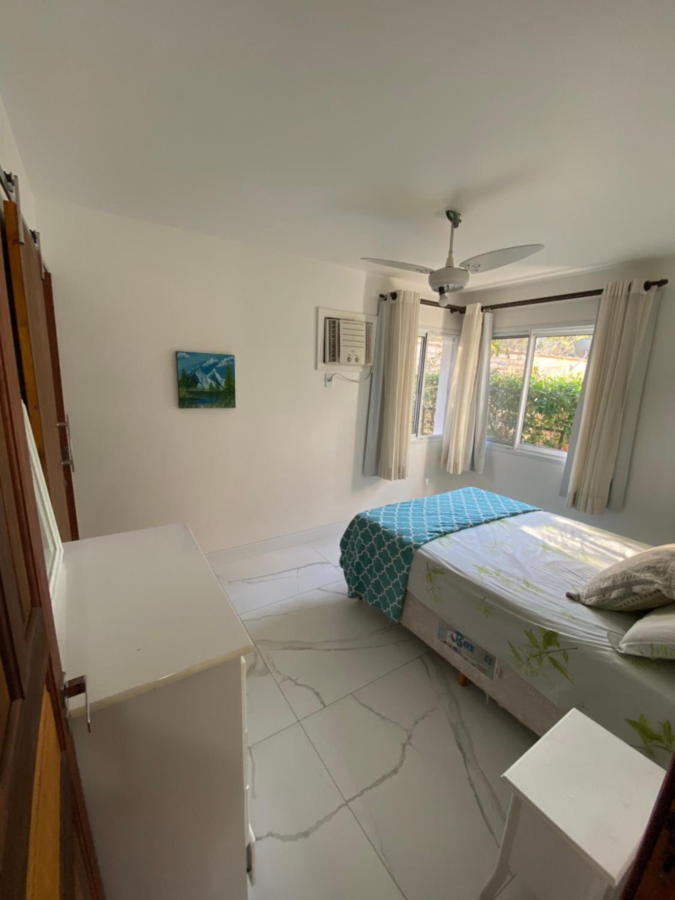 Casa com 4 quartos e 3 suítes no condomínio ferradura.