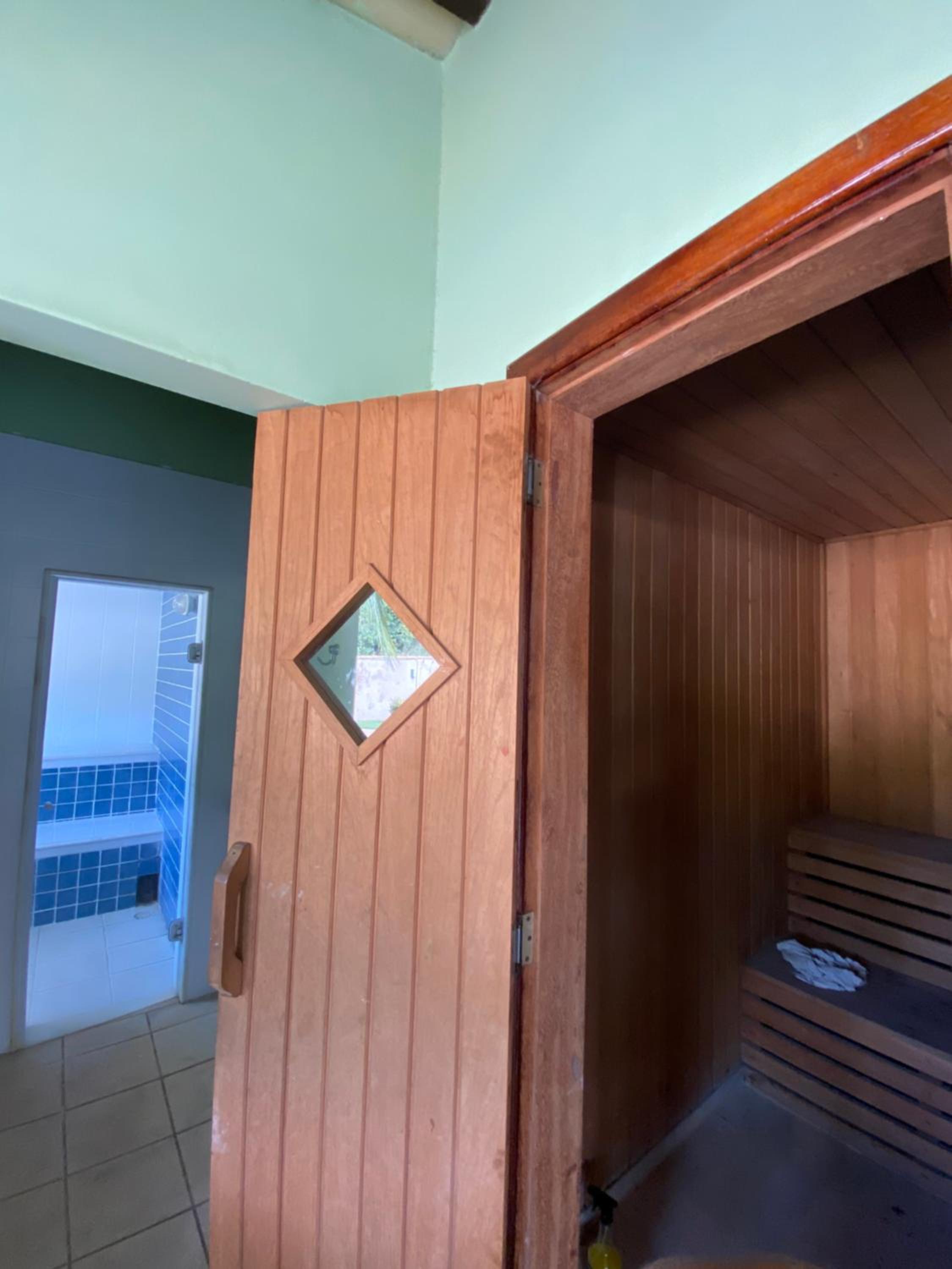 Casa com 4 quartos e 3 suítes no condomínio ferradura.