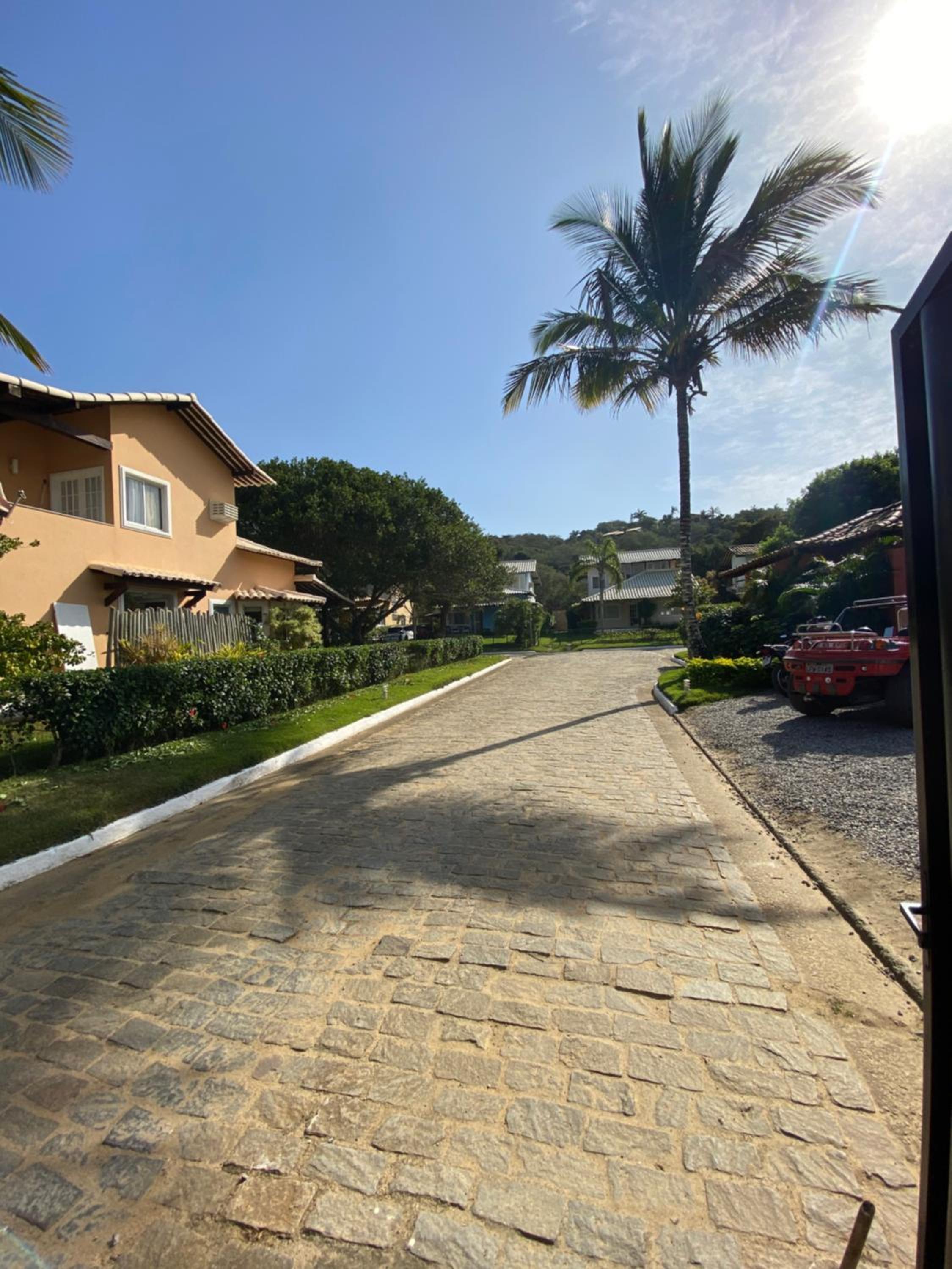 Casa com 4 quartos e 3 suítes no condomínio ferradura.