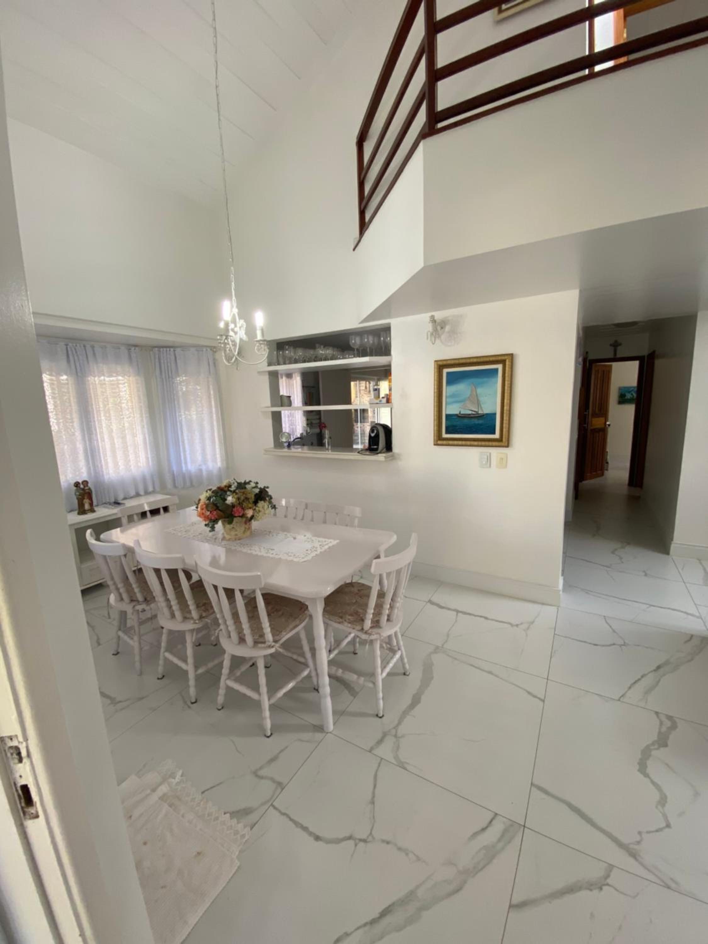 Casa com 4 quartos e 3 suítes no condomínio ferradura.