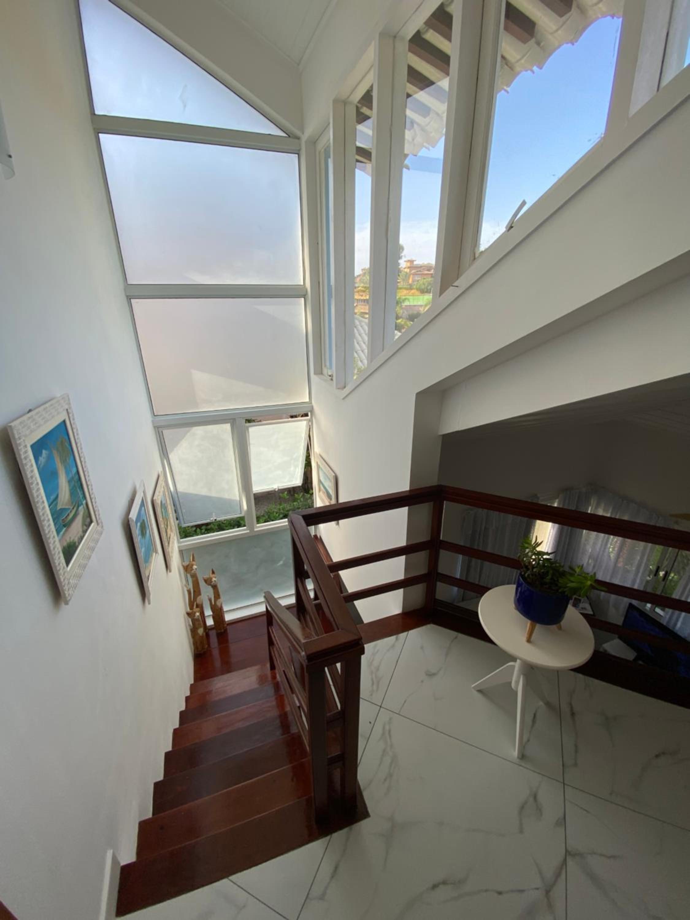 Casa com 4 quartos e 3 suítes no condomínio ferradura.
