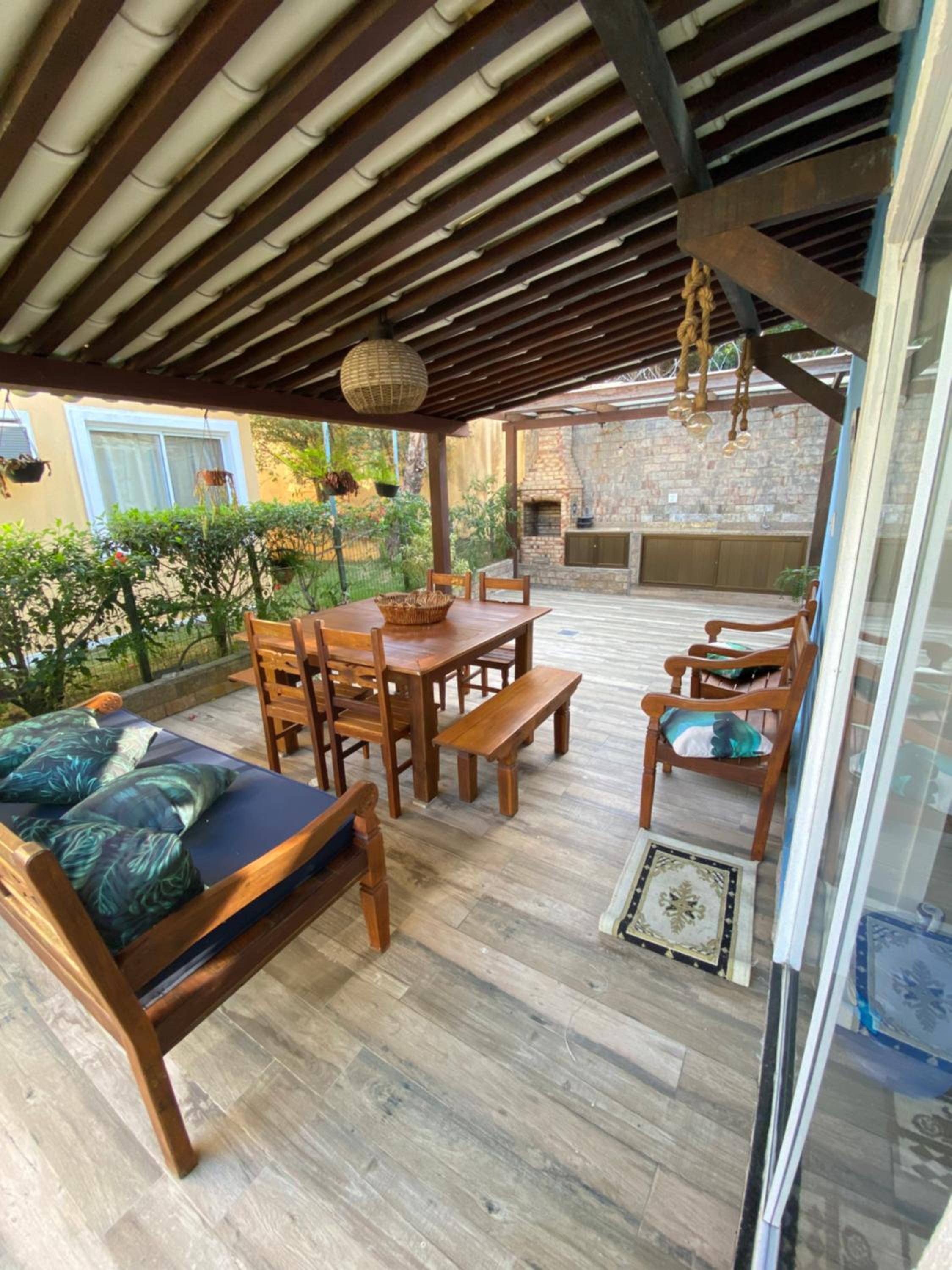 Casa com 4 quartos e 3 suítes no condomínio ferradura.