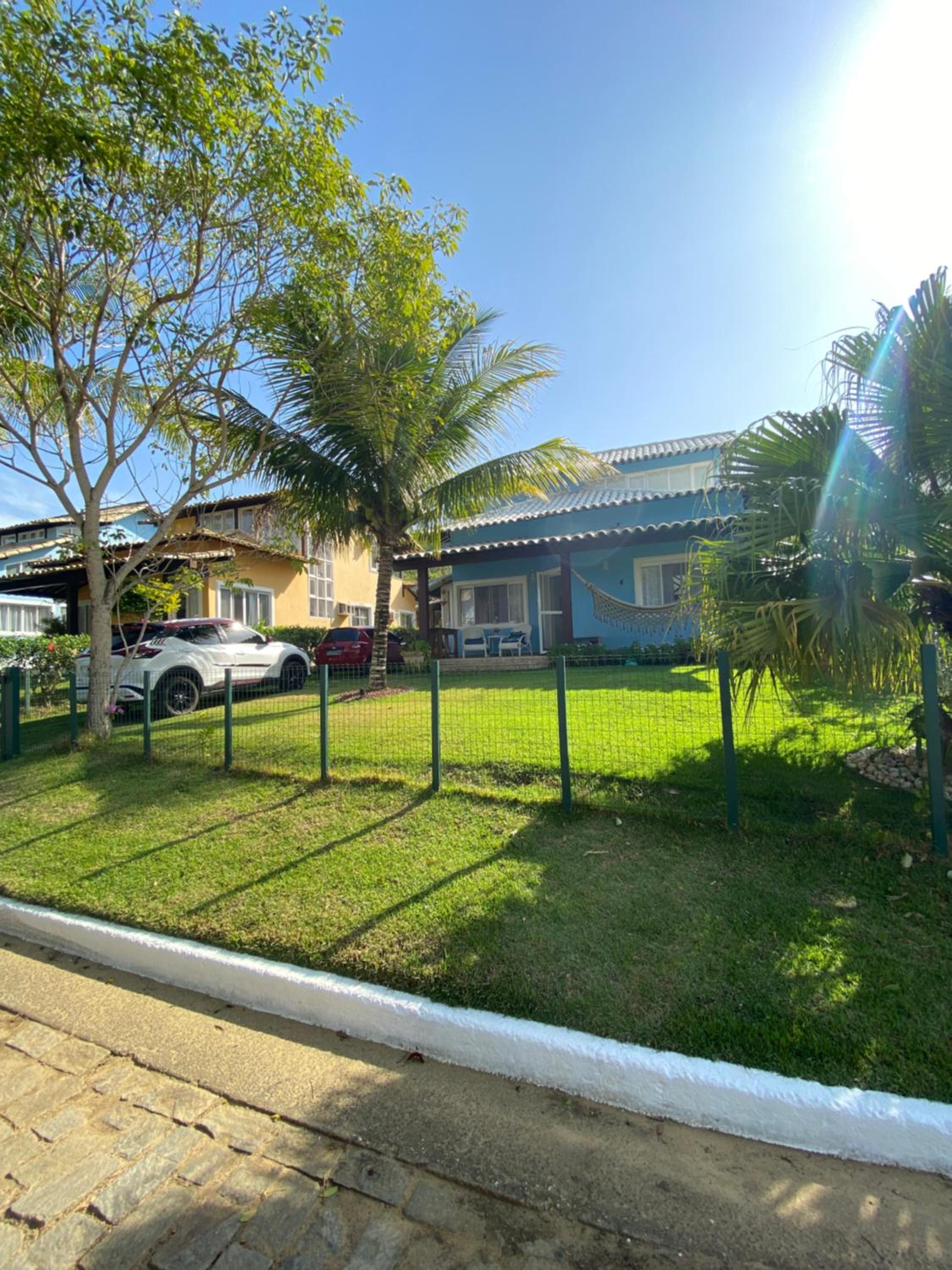 Casa com 4 quartos e 3 suítes no condomínio ferradura.
