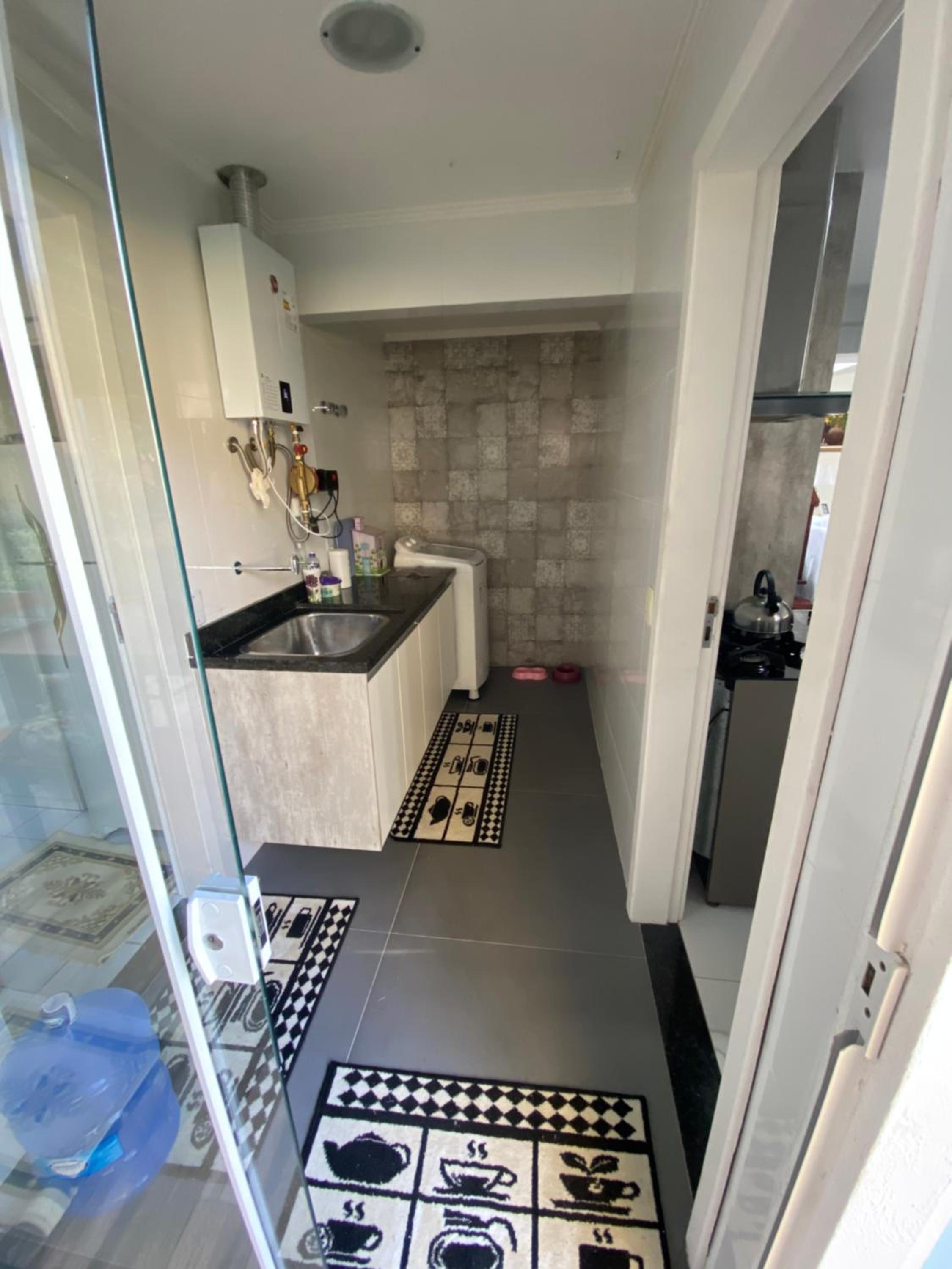 Casa com 4 quartos e 3 suítes no condomínio ferradura.