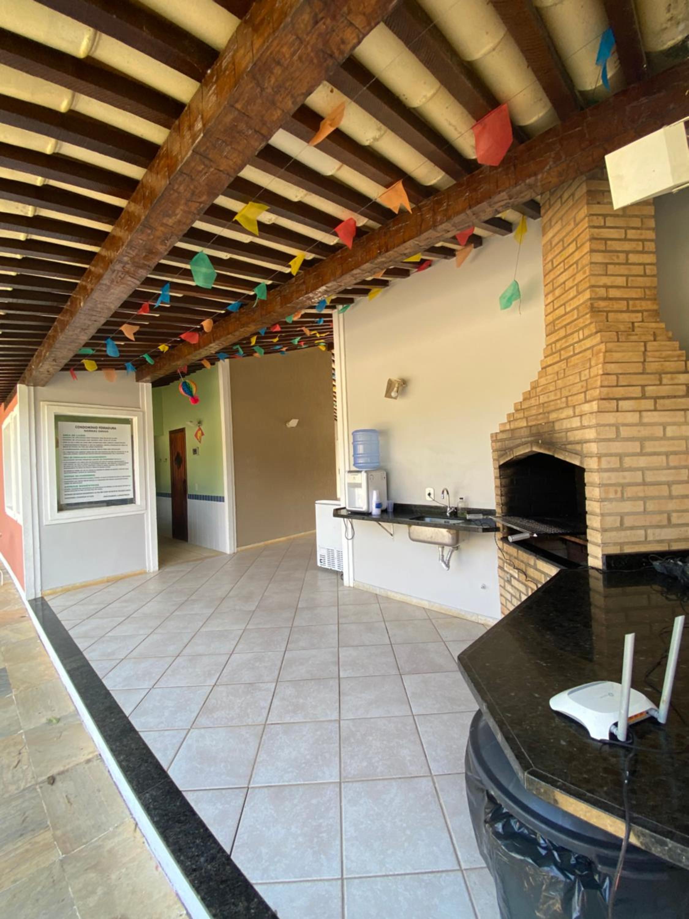 Casa com 4 quartos e 3 suítes no condomínio ferradura.