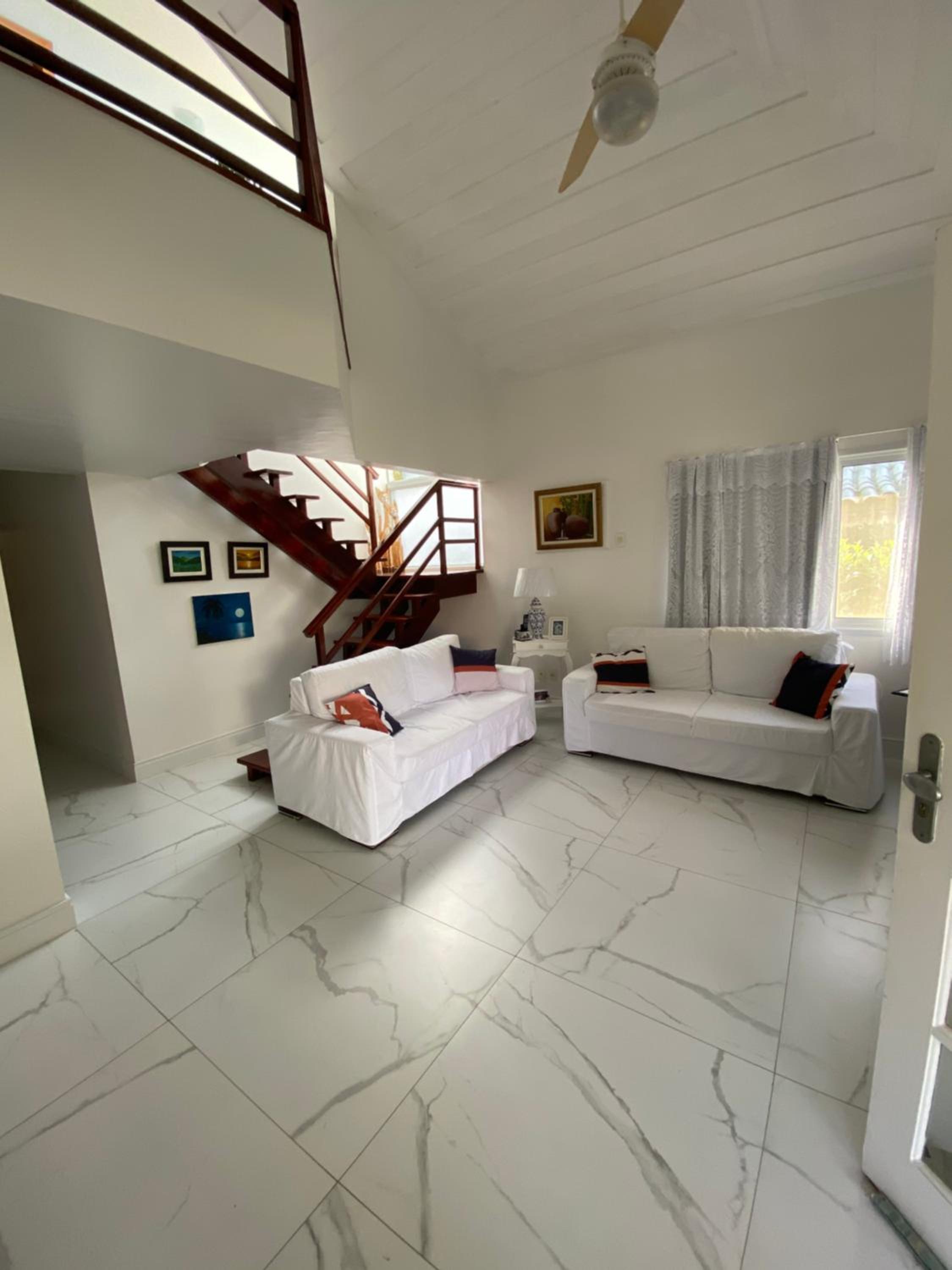 Casa com 4 quartos e 3 suítes no condomínio ferradura.