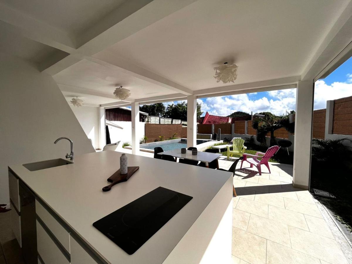 Villa Emilie bord de plage avec piscine view 3