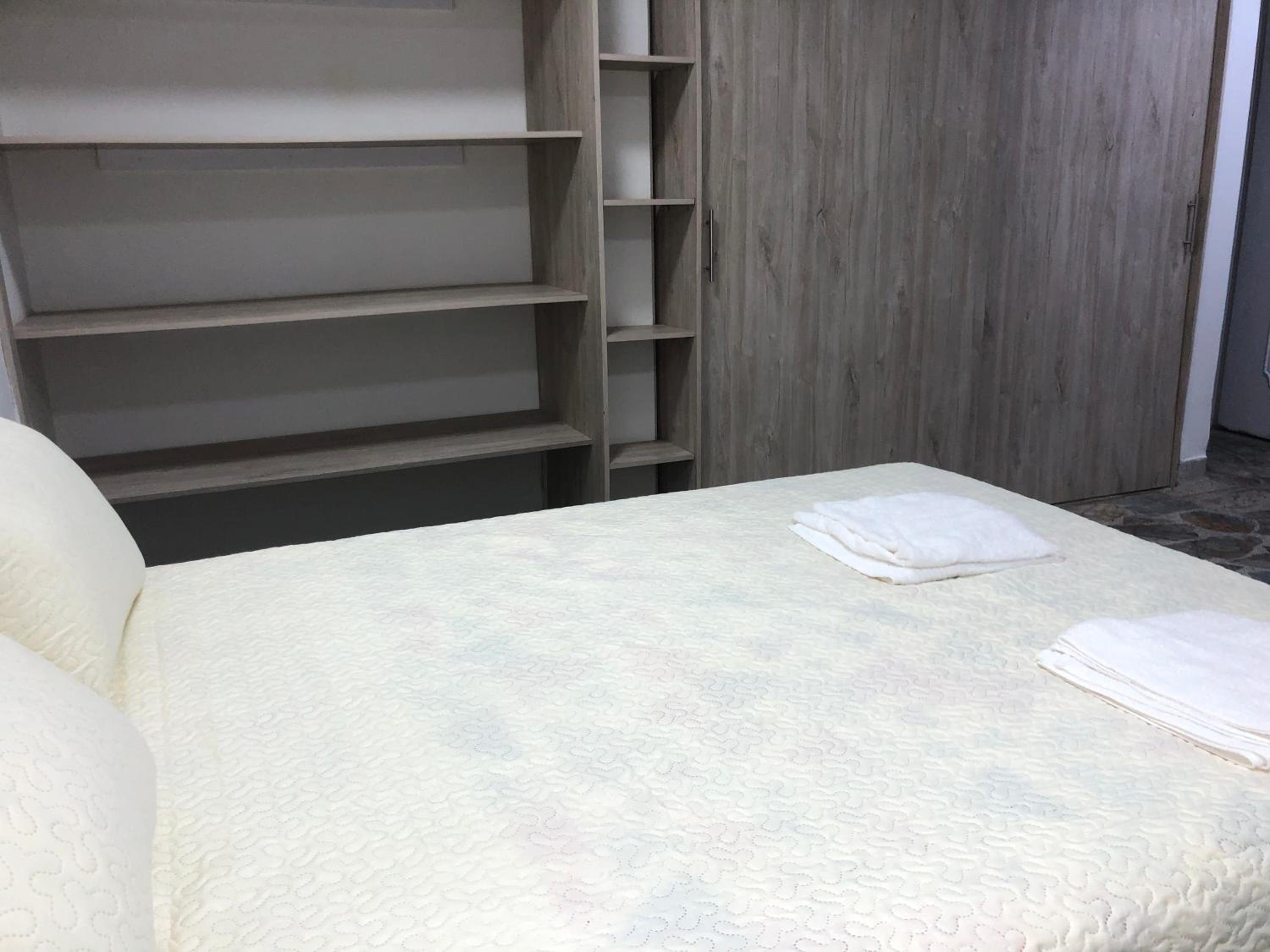 Céntrico apartamento y bien ubicado en laureles 202