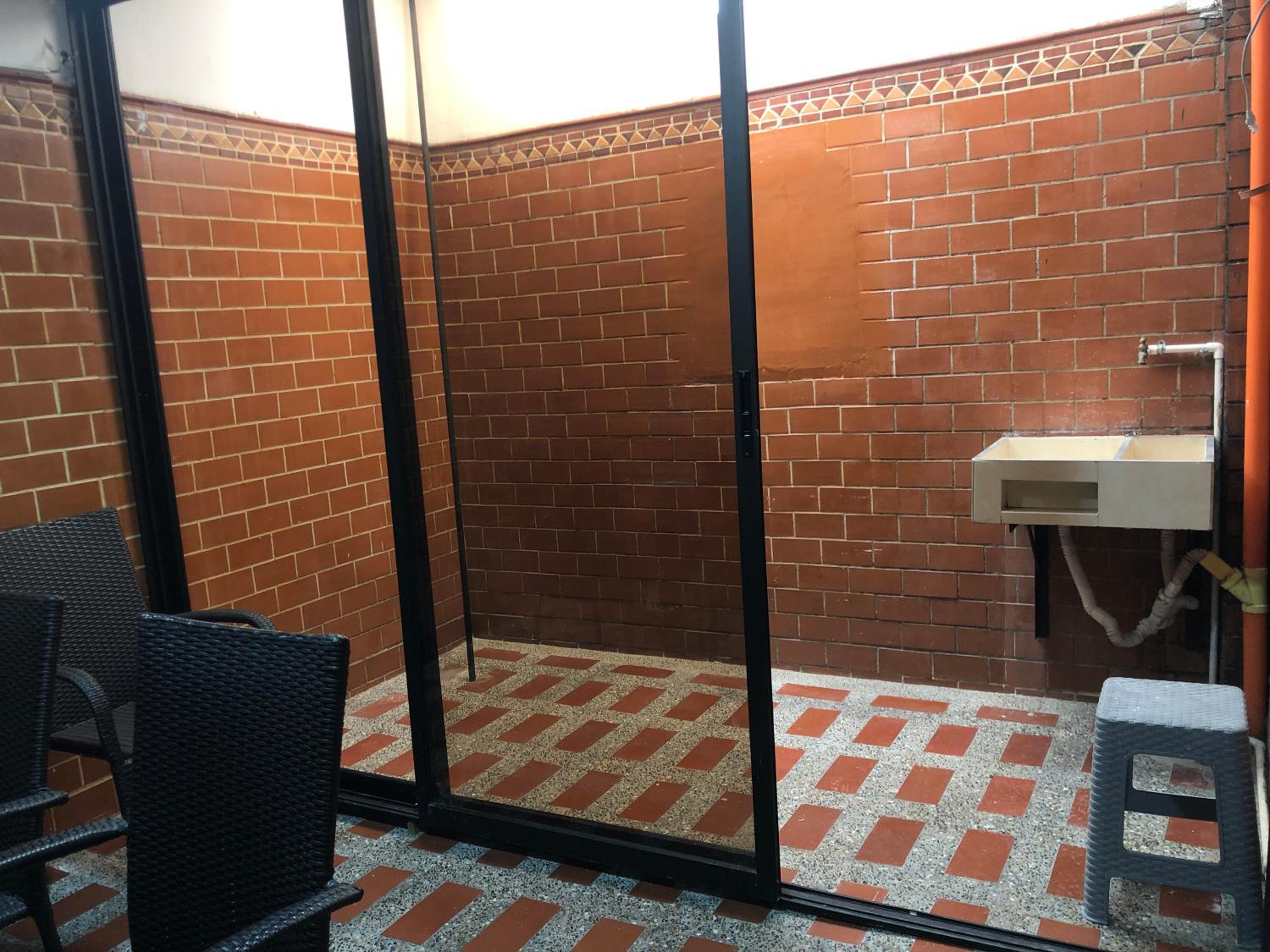 Céntrico apartamento y bien ubicado en laureles 202
