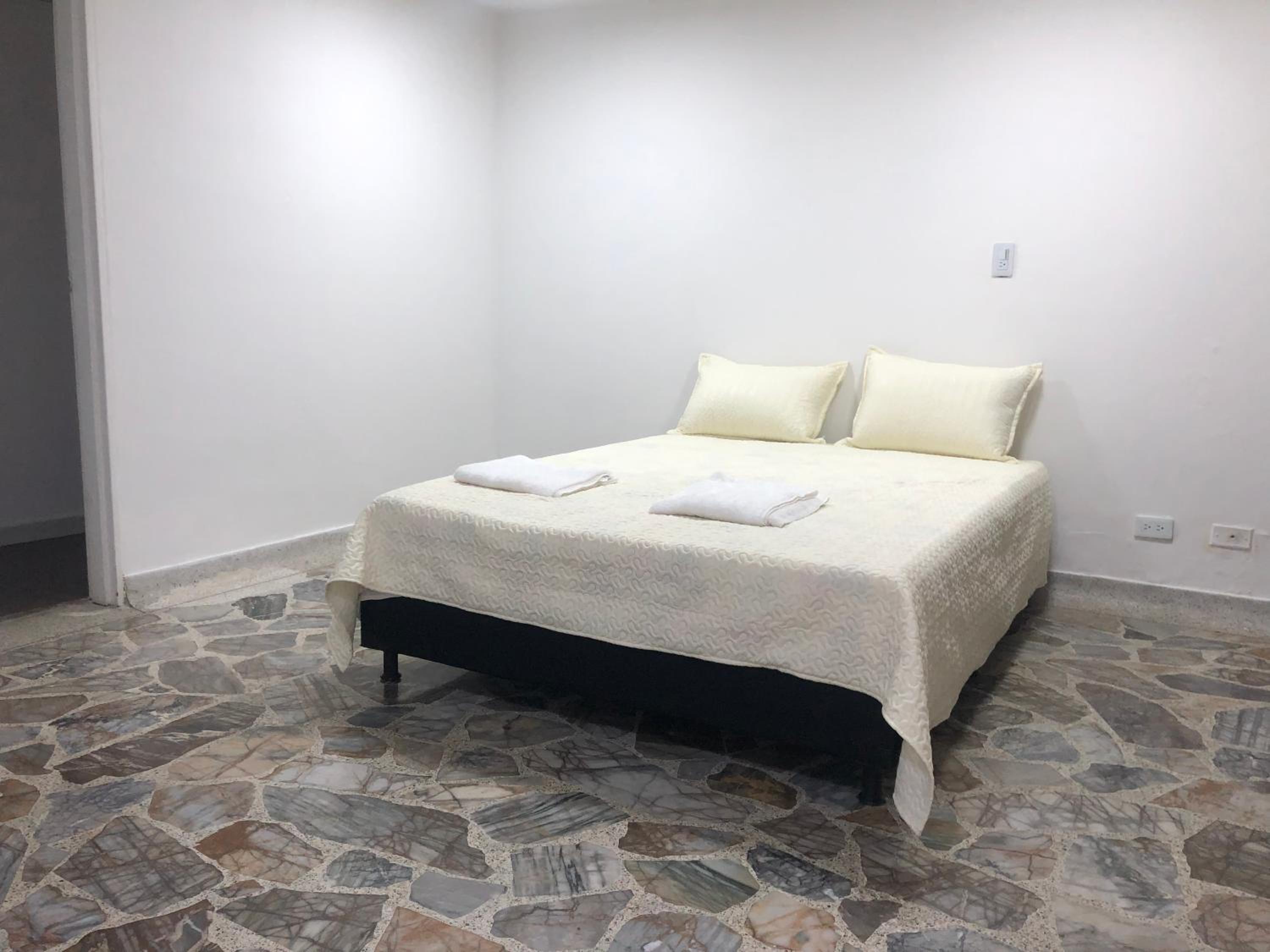 Céntrico apartamento y bien ubicado en laureles 202